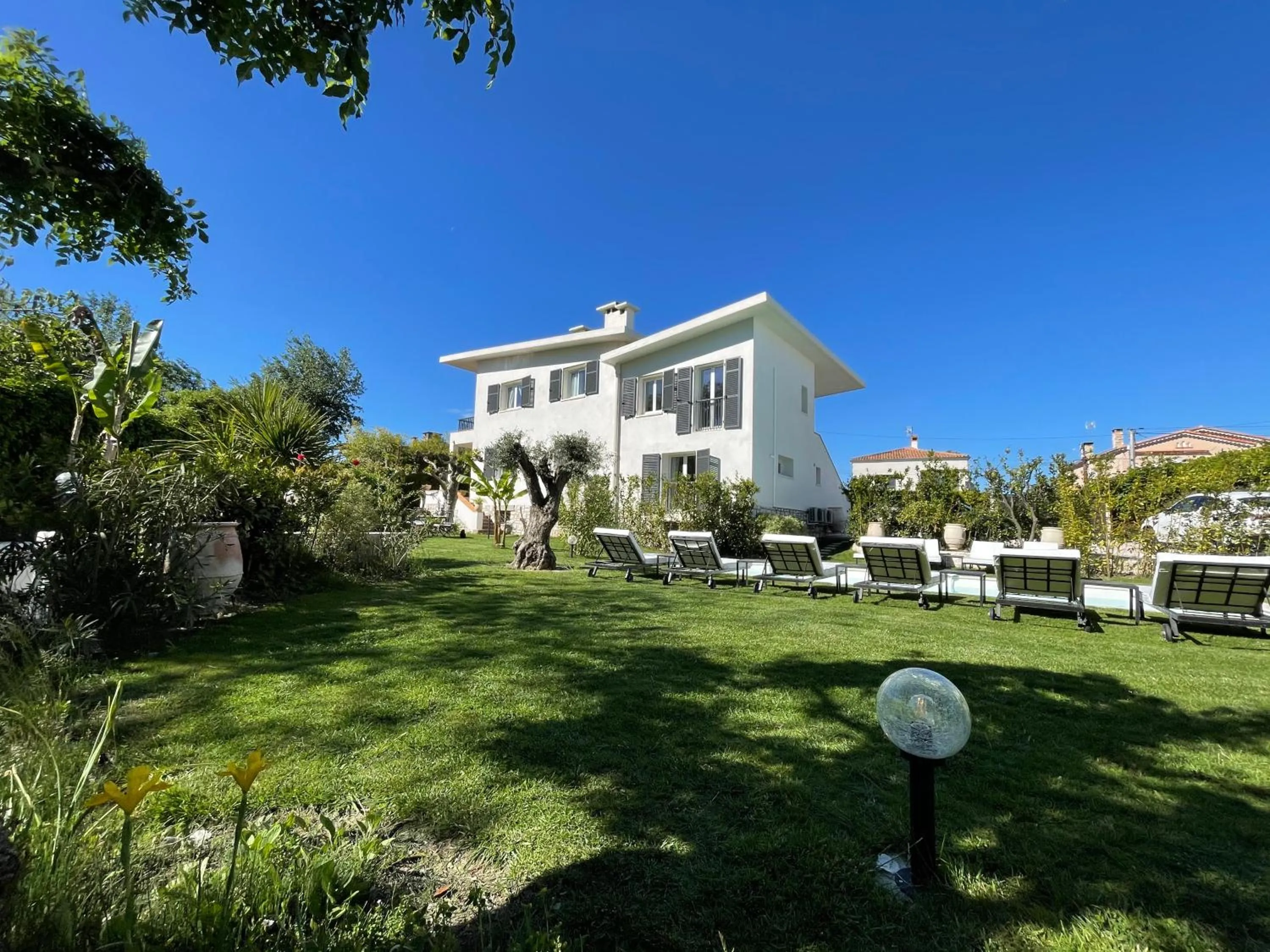 Property building in Villa Louise-Rose