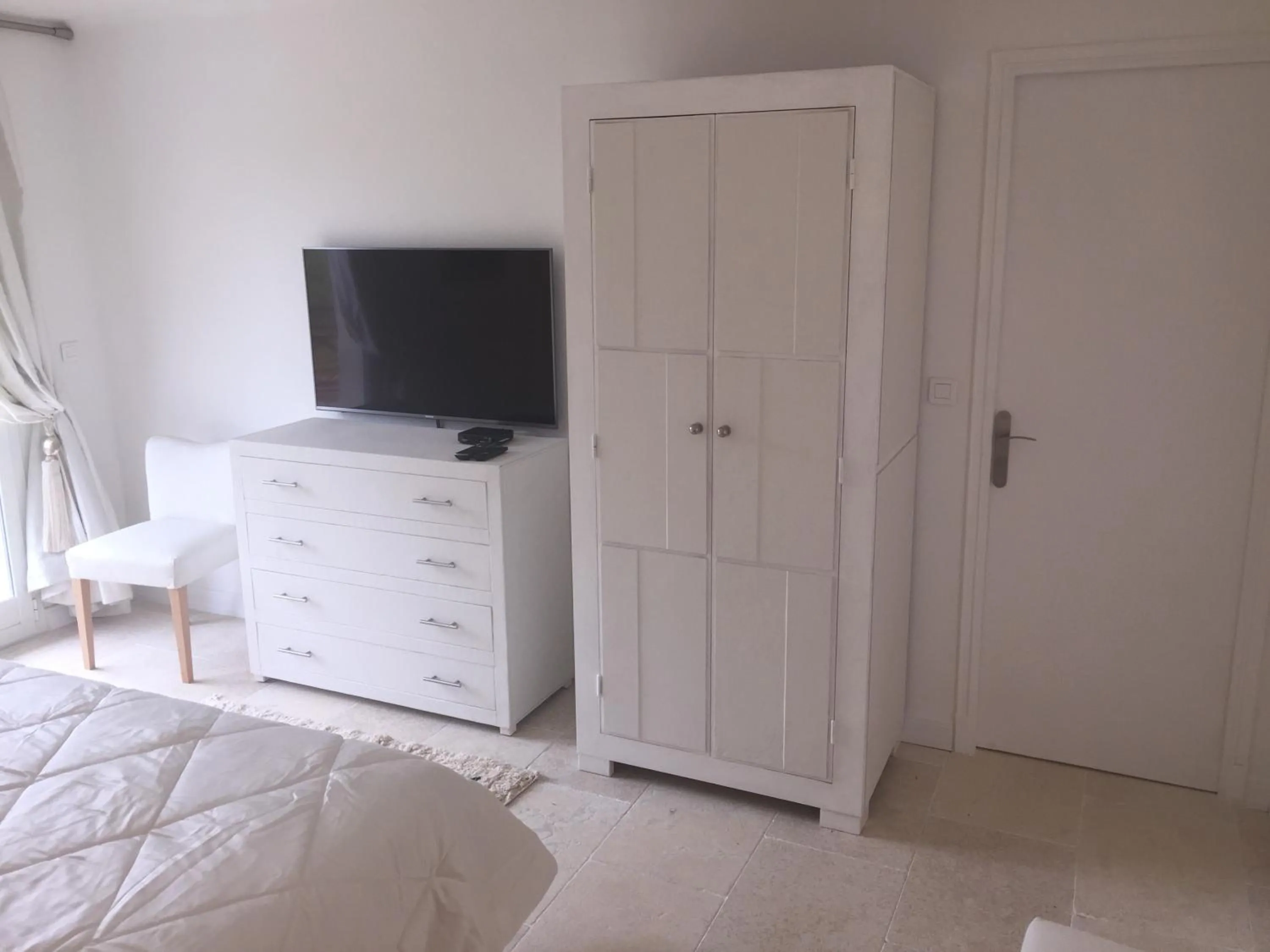 TV and multimedia, Bed in Villa Louise-Rose