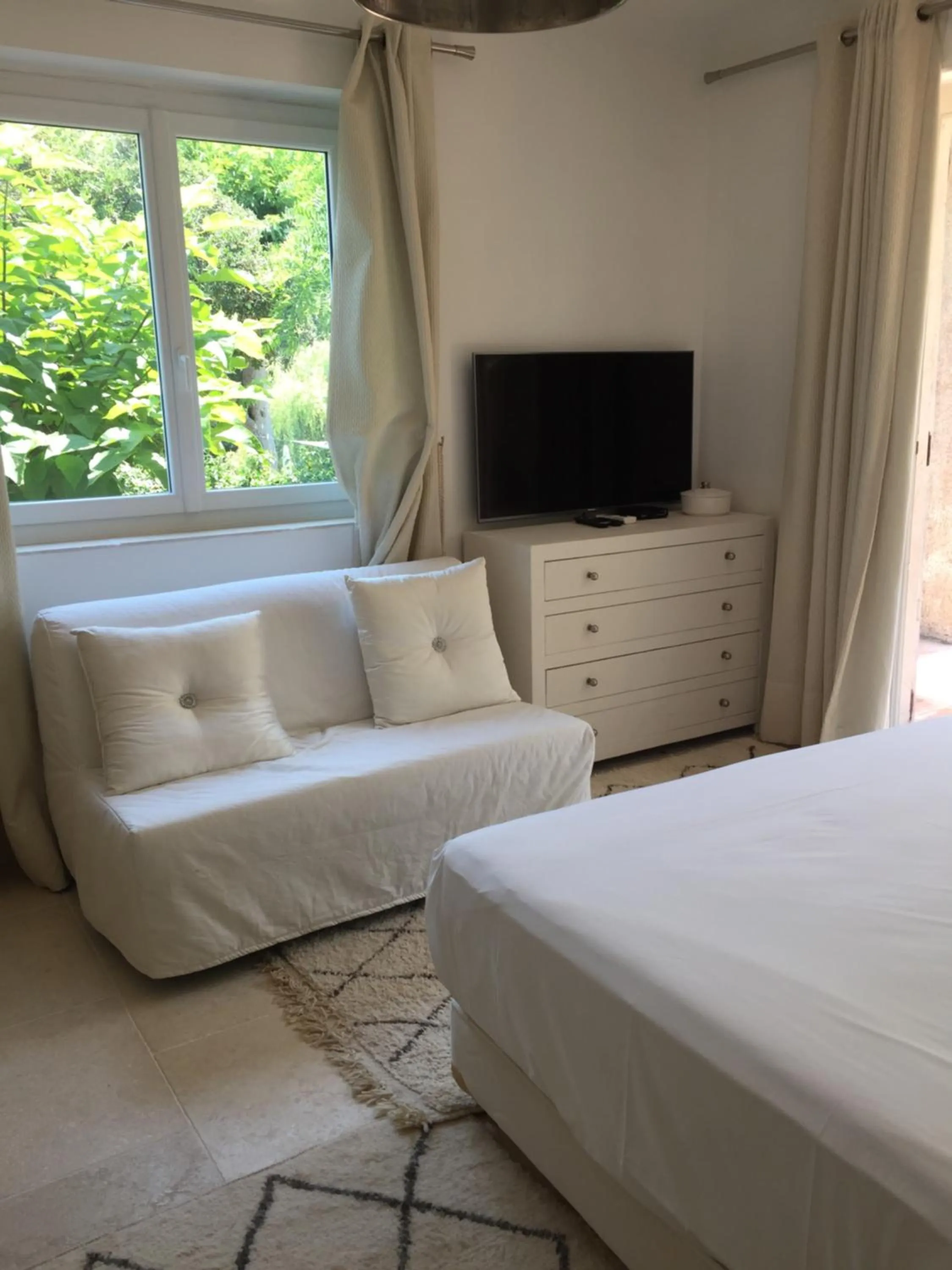 TV and multimedia, Bed in Villa Louise-Rose