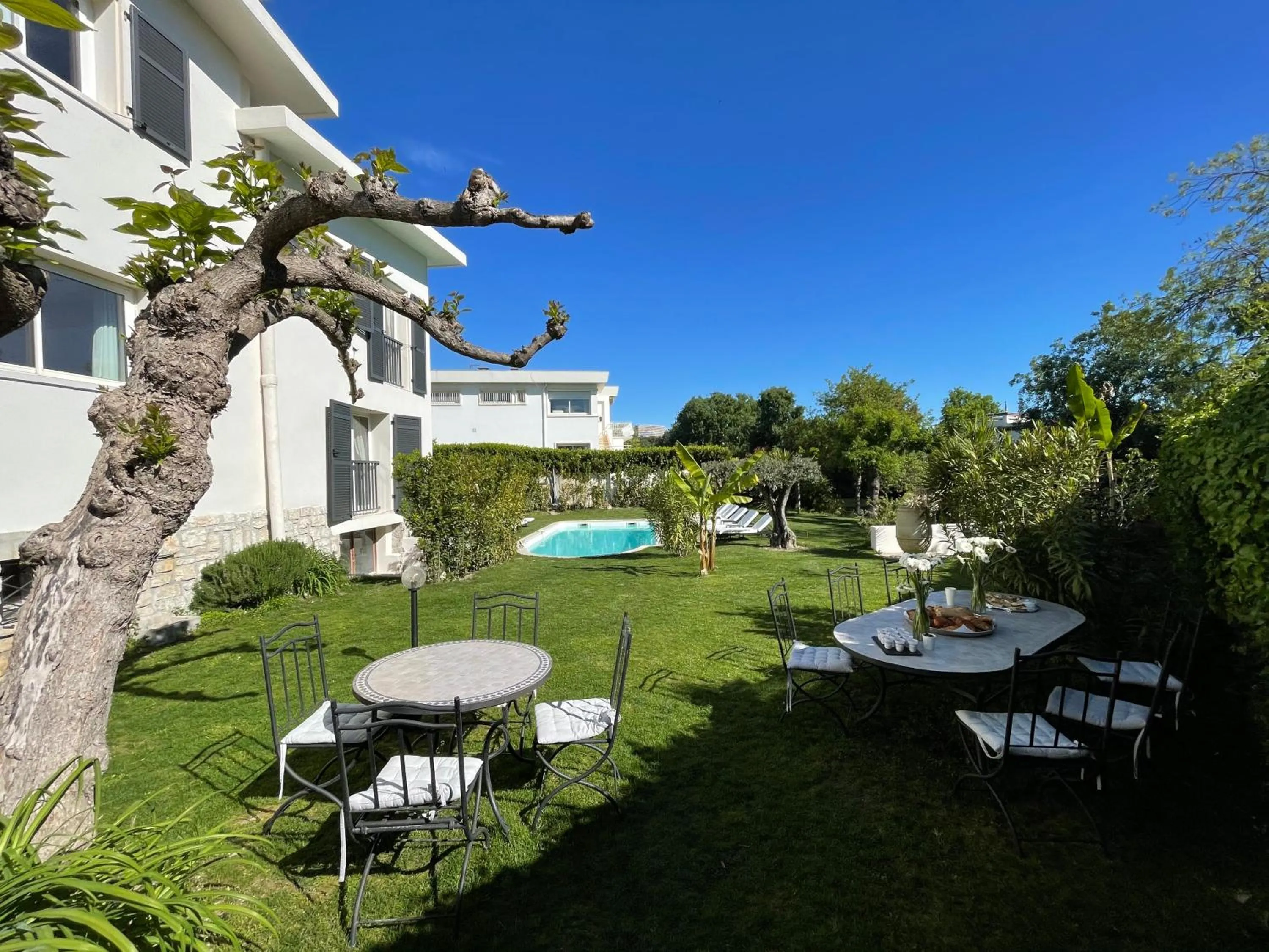 Property building in Villa Louise-Rose