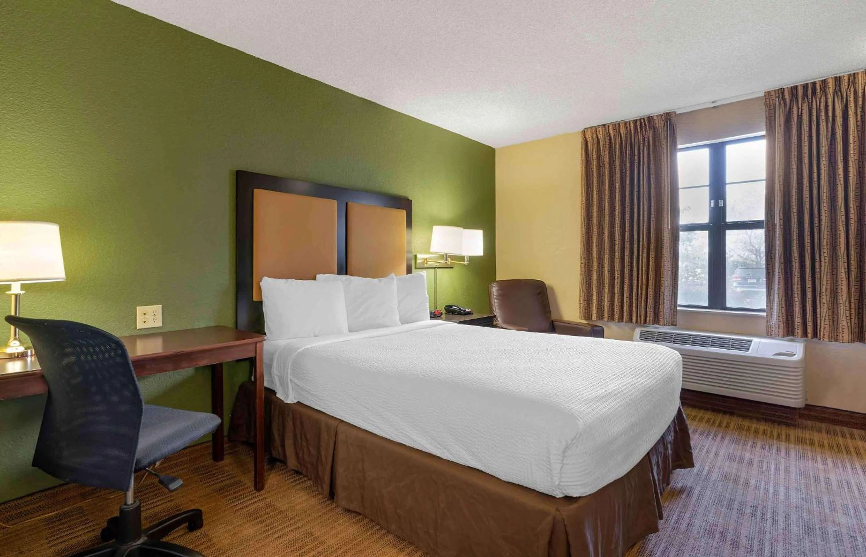 Bedroom, Bed in Extended Stay America Suites - Santa Rosa - North