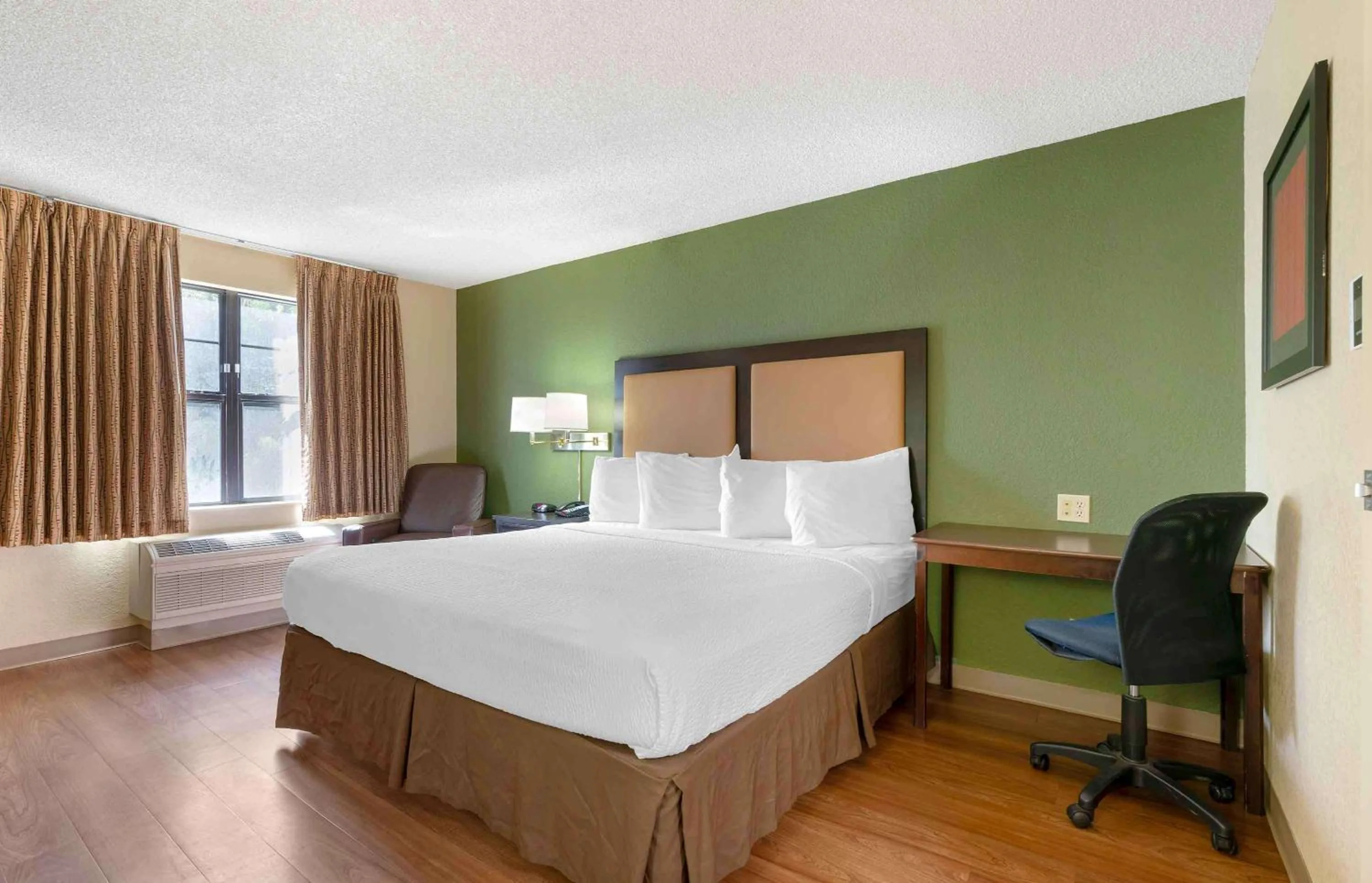 Bedroom, Bed in Extended Stay America Suites - Santa Rosa - North