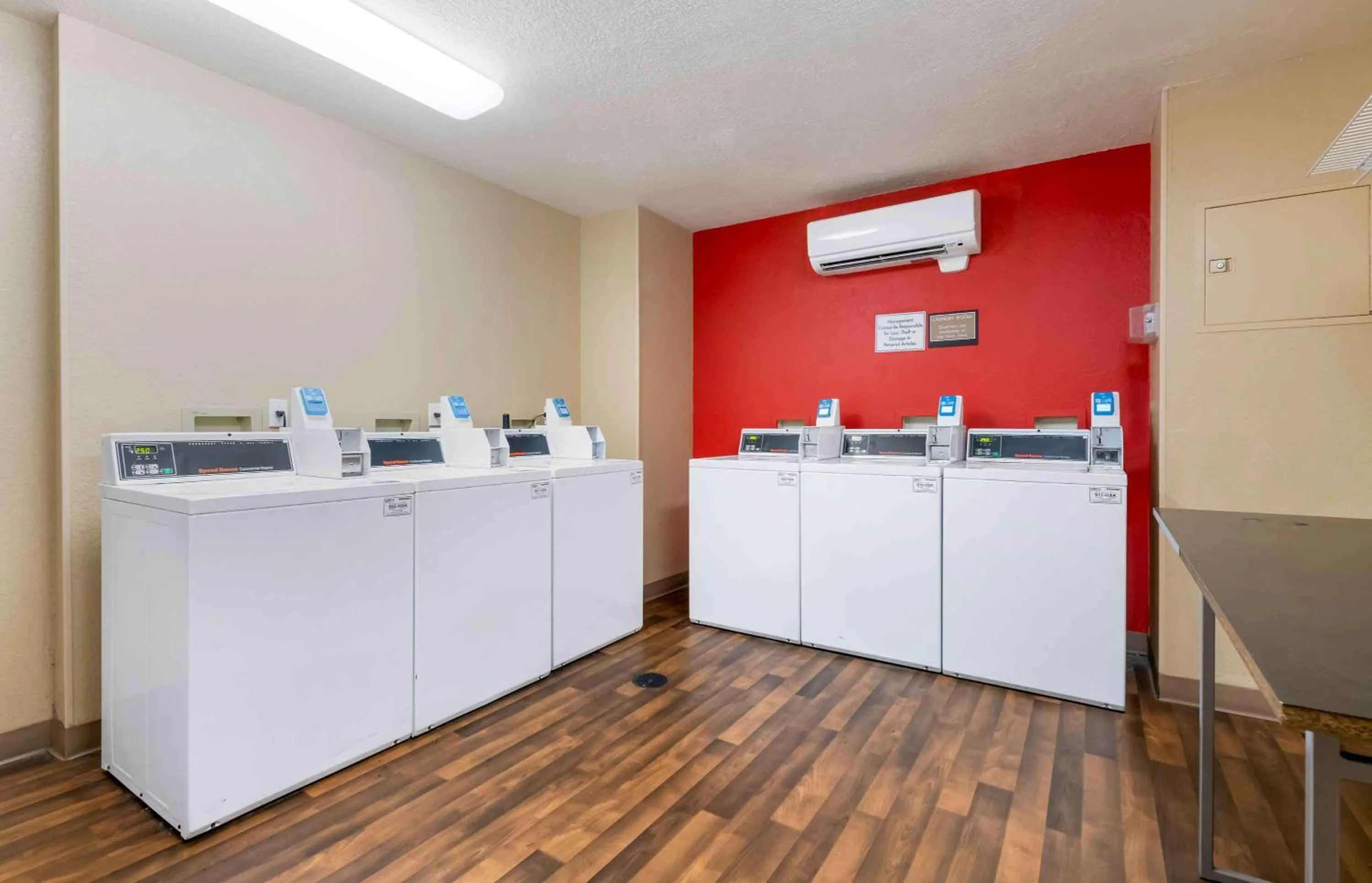 Property building in Extended Stay America Select Suites - Orlando - Southpark - Equity Row