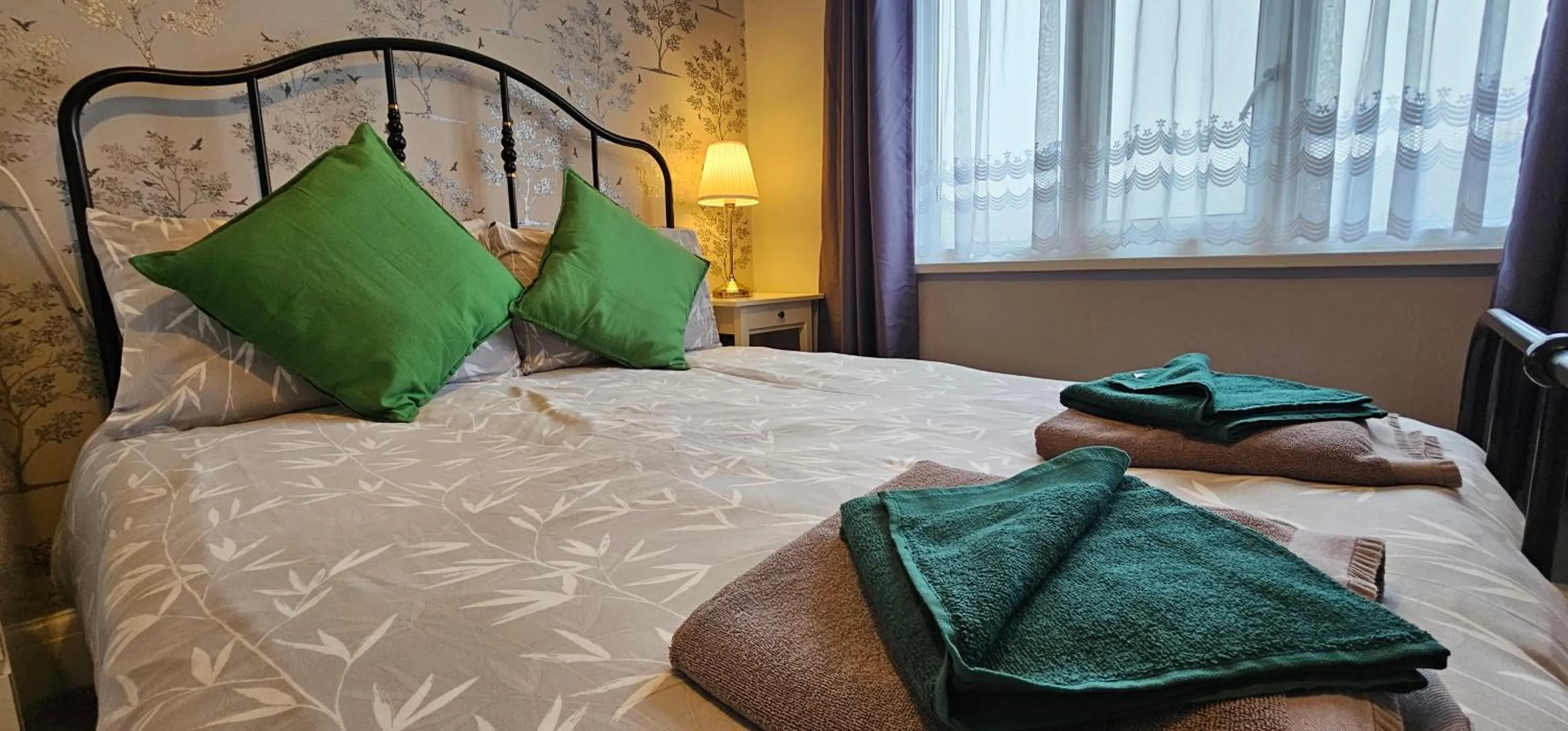 Bed in The Roslyn Guest House