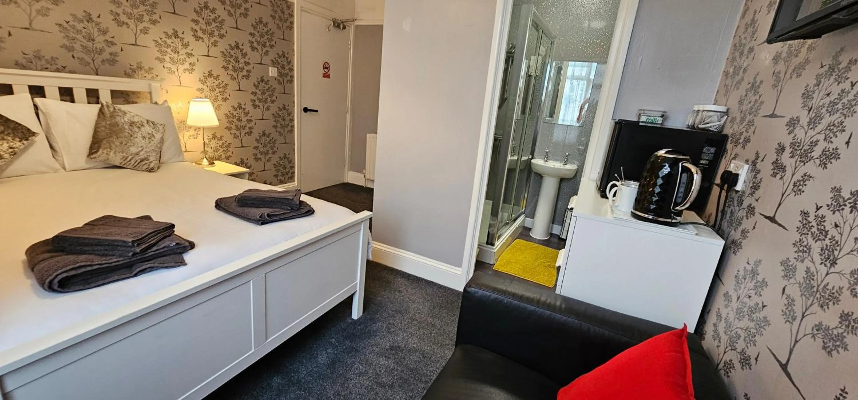 Bed in The Roslyn Guest House