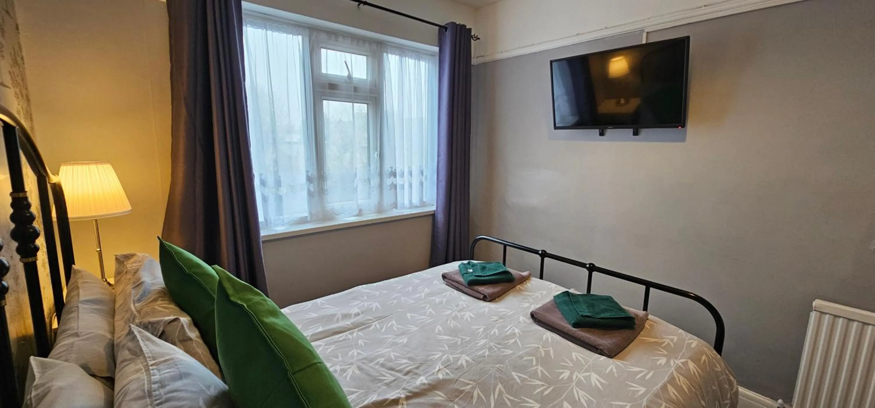 Bed in The Roslyn Guest House