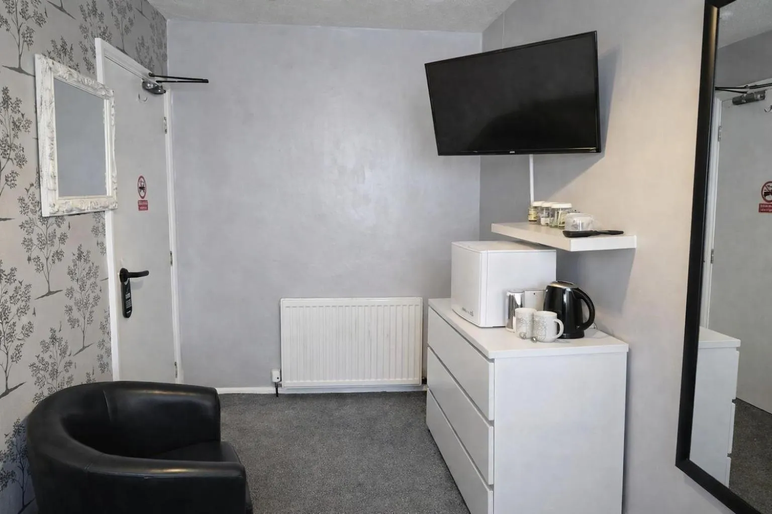 TV and multimedia in The Roslyn Guest House