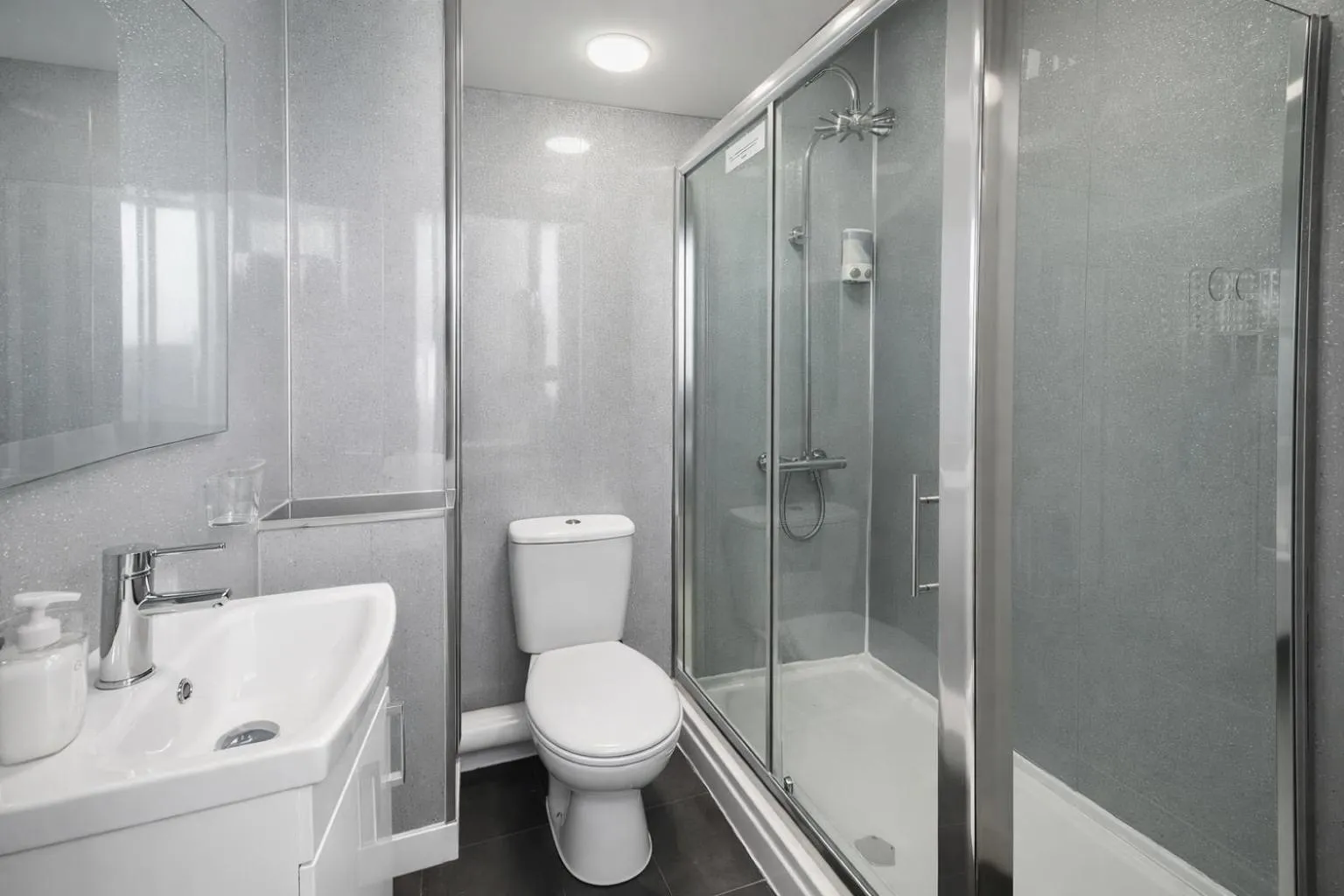 Bathroom in The Roslyn Guest House
