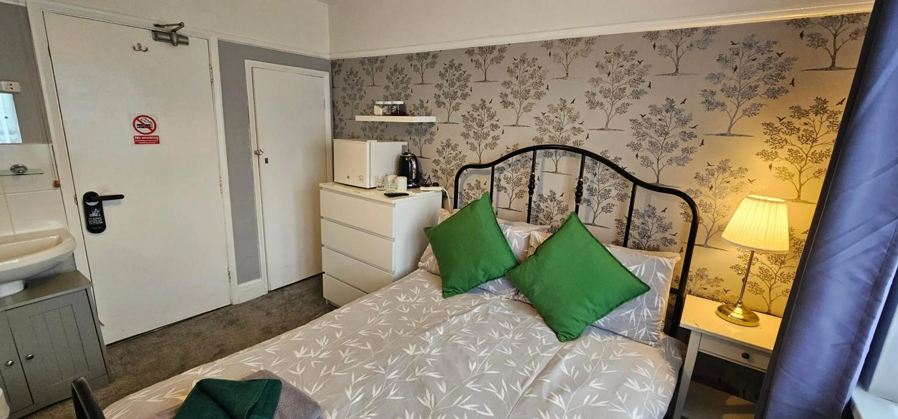 Bed in The Roslyn Guest House