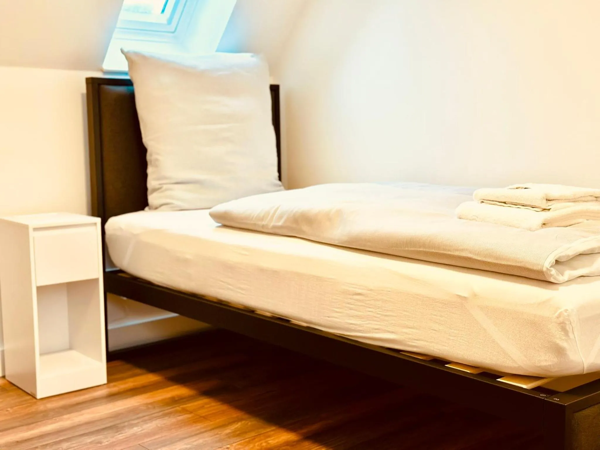 Bed in RG Living Self Check-In 24-7 Rooms Bad Salzuflen Near Messe Center Free Parking