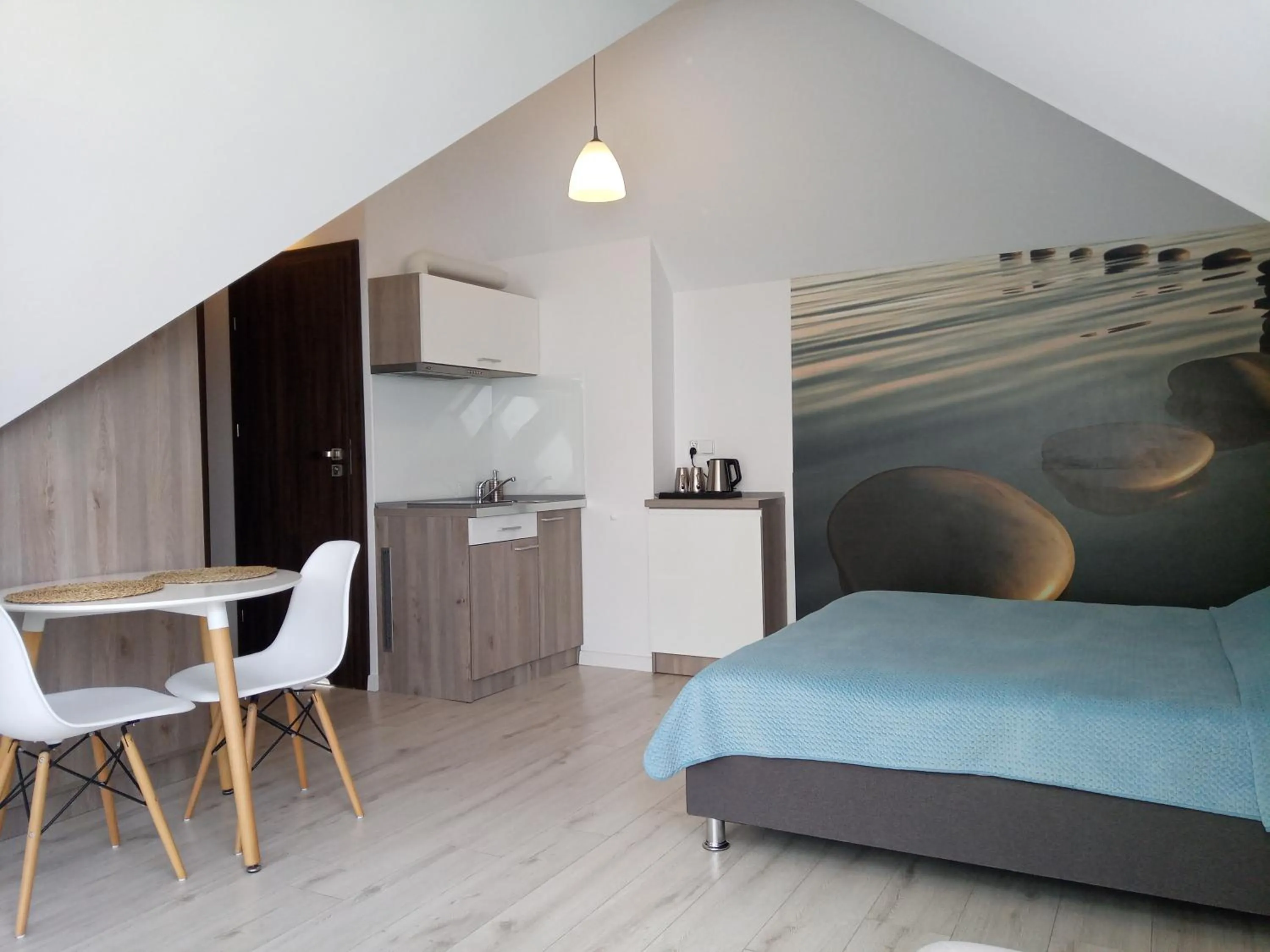 Photo of the whole room in Willa Trawers