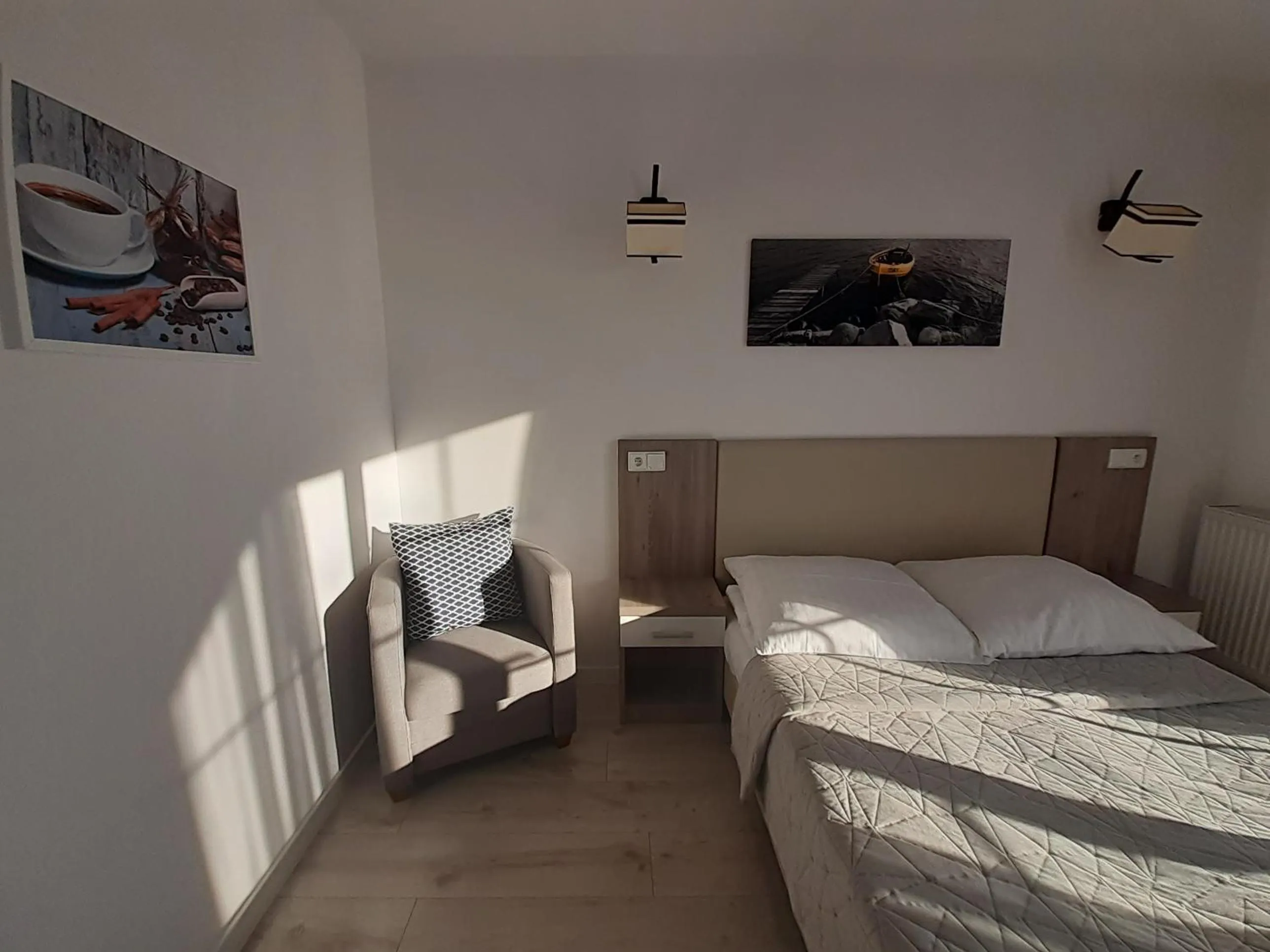 Photo of the whole room in Willa Trawers