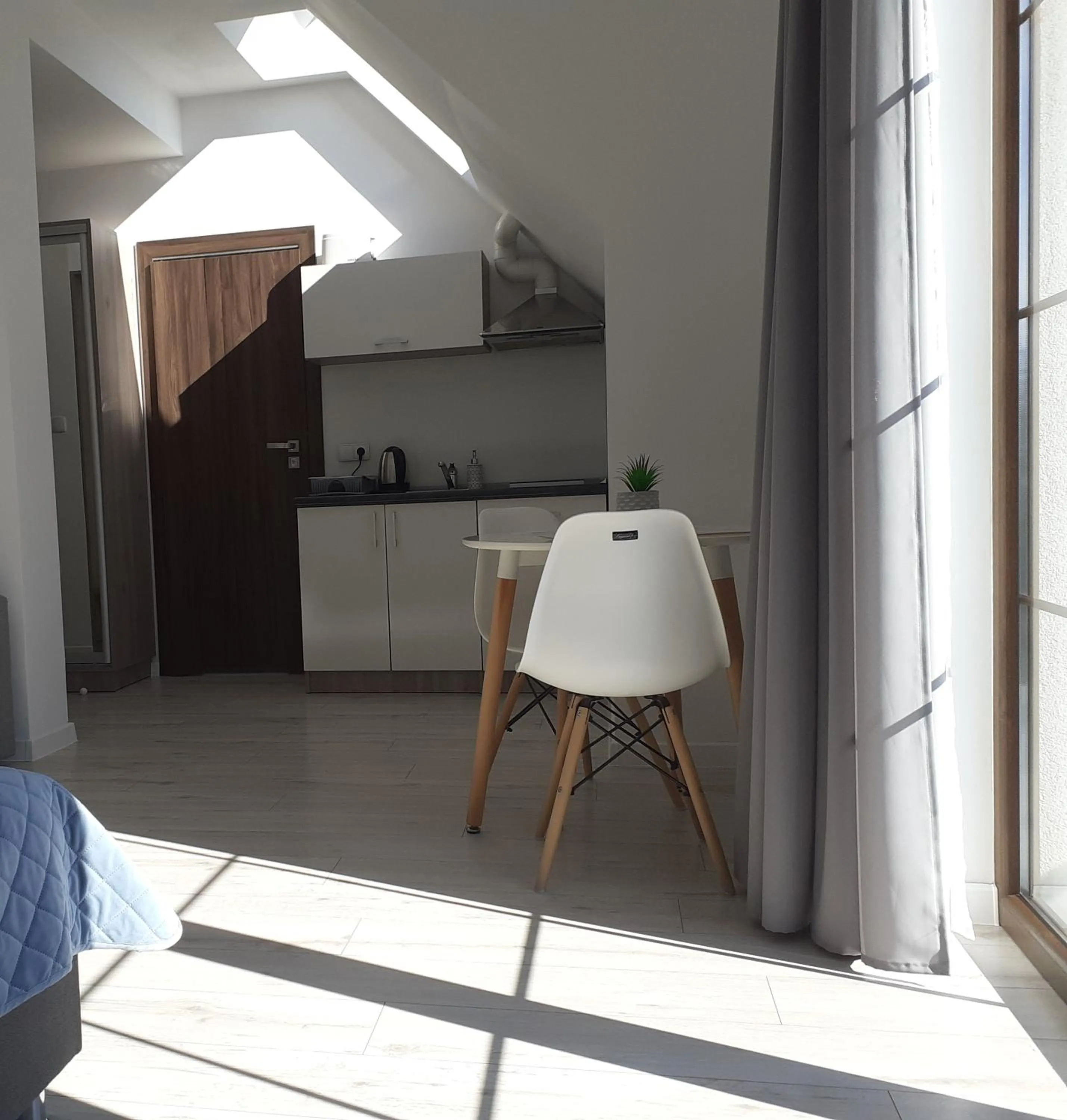 Photo of the whole room in Willa Trawers