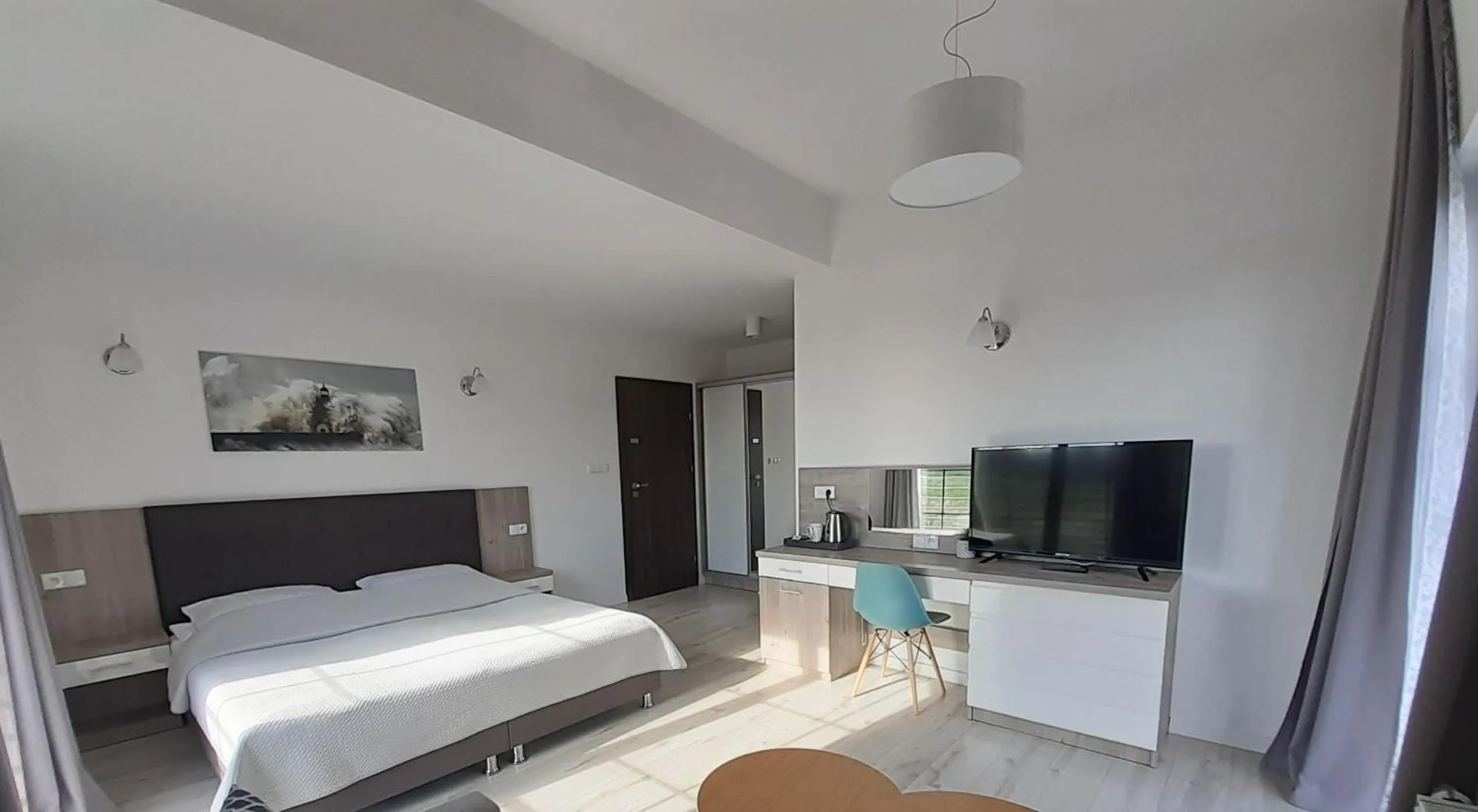 Photo of the whole room in Willa Trawers