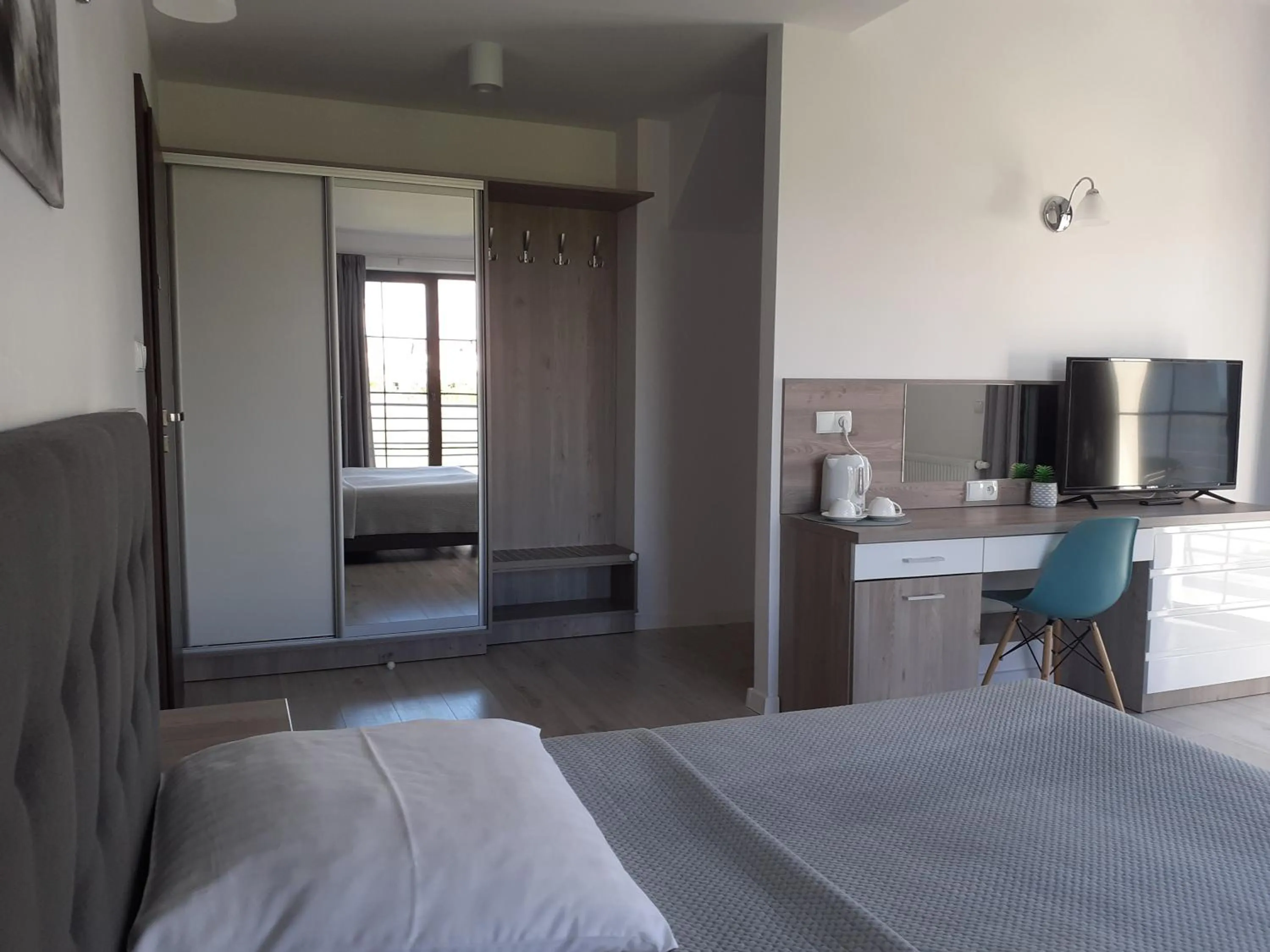 Photo of the whole room in Willa Trawers