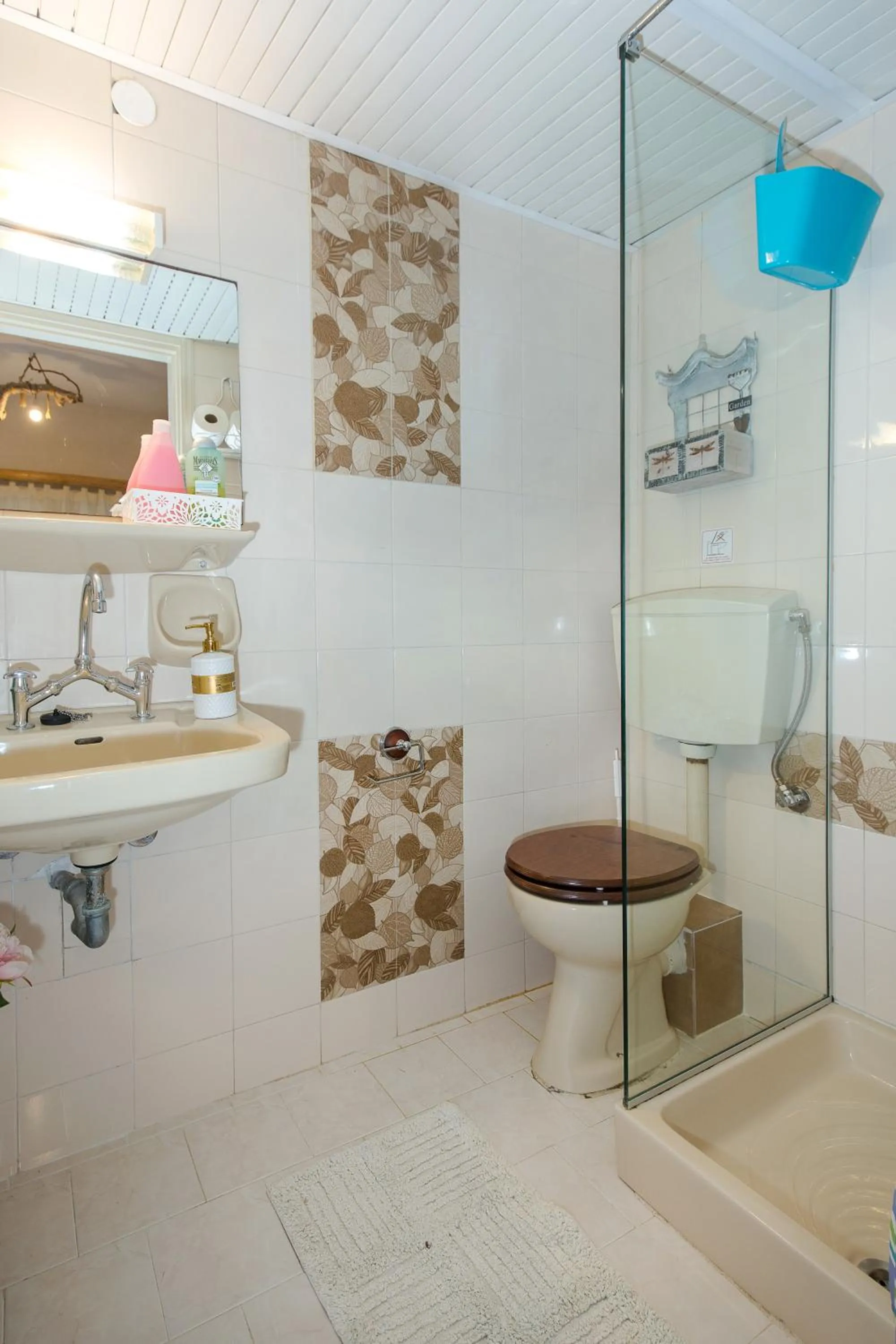 Shower in Arodamos Studios & Apts