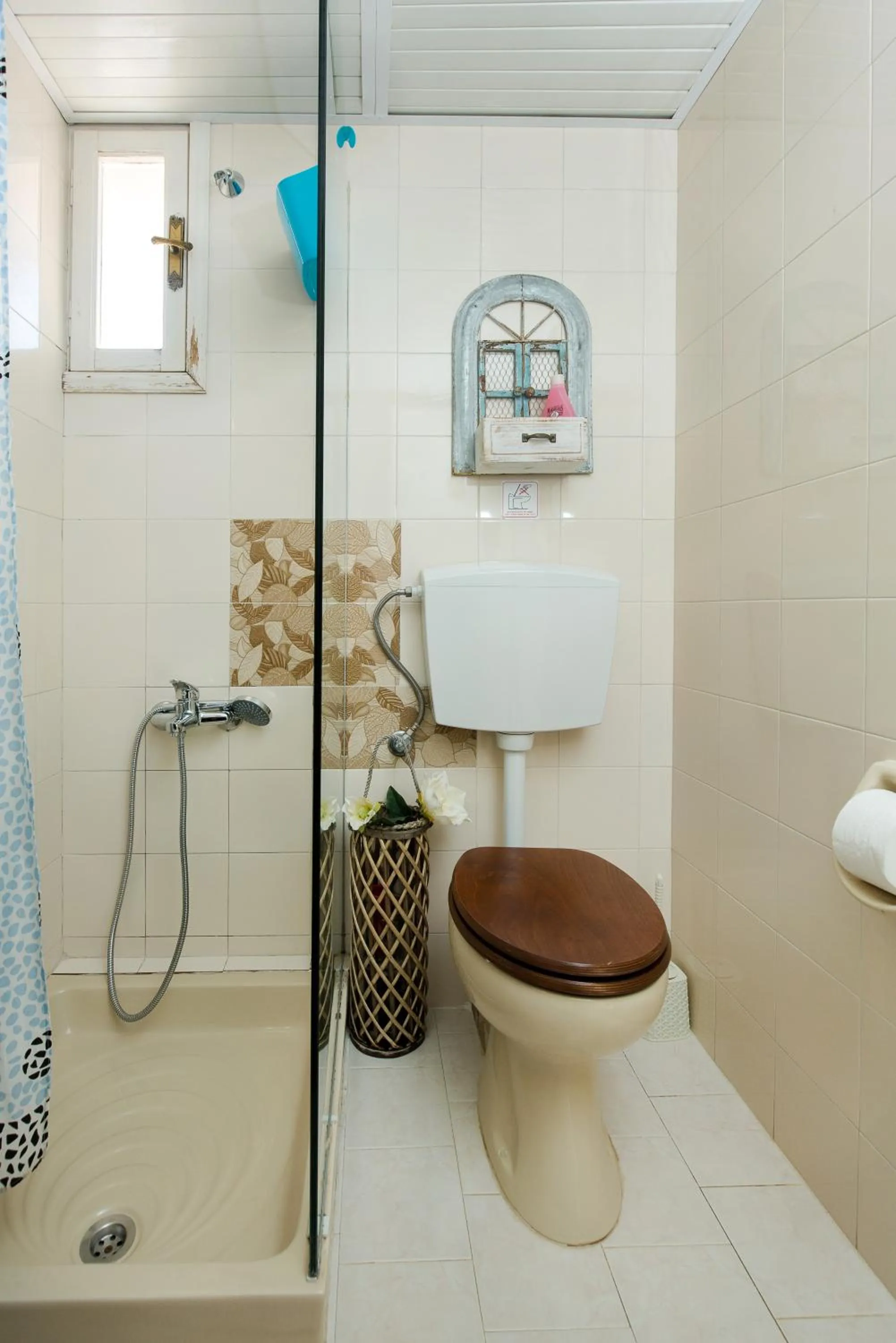 Shower in Arodamos Studios & Apts