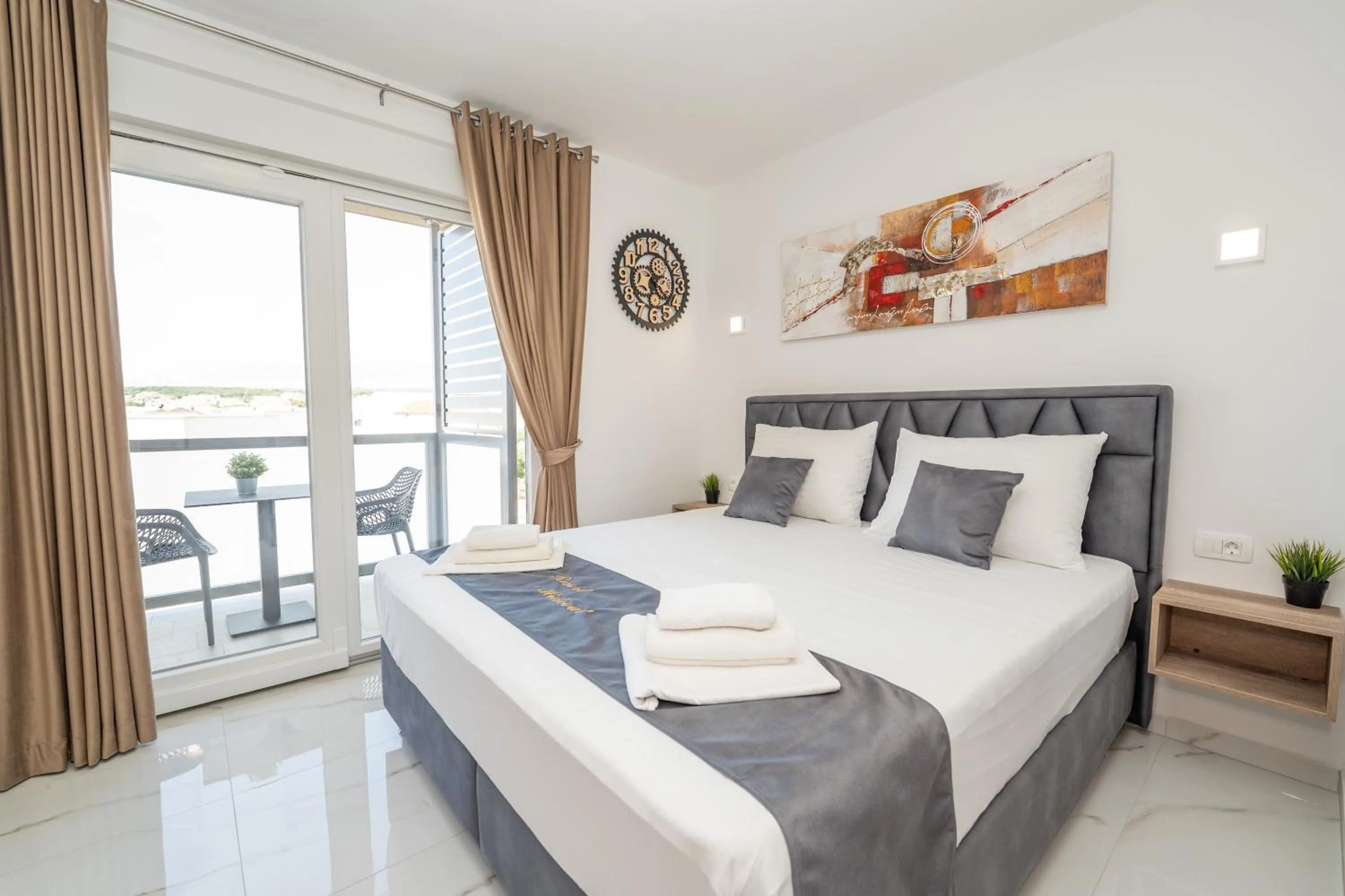 Bed in Poolside Hideout Apartments