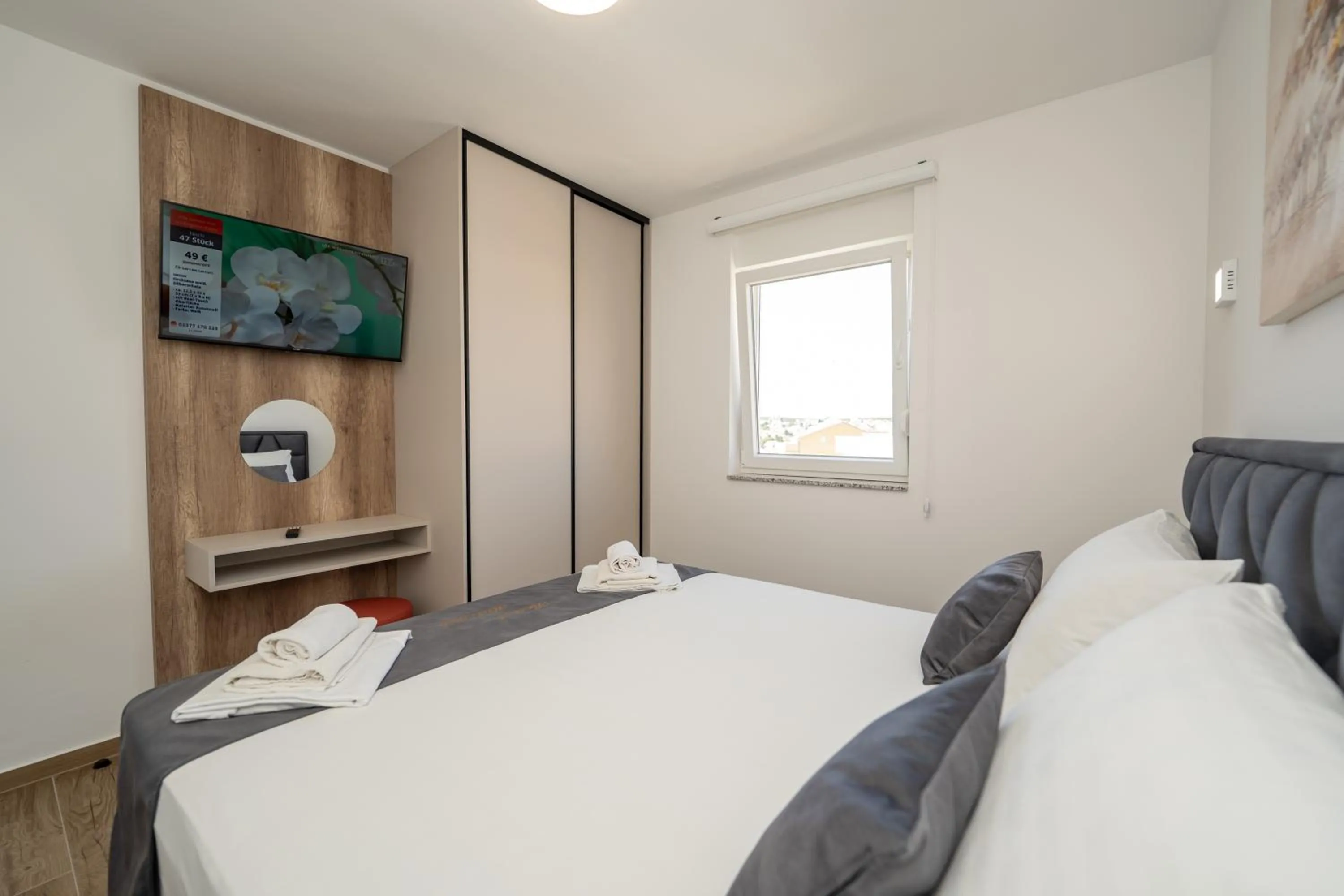 Bed in Poolside Hideout Apartments