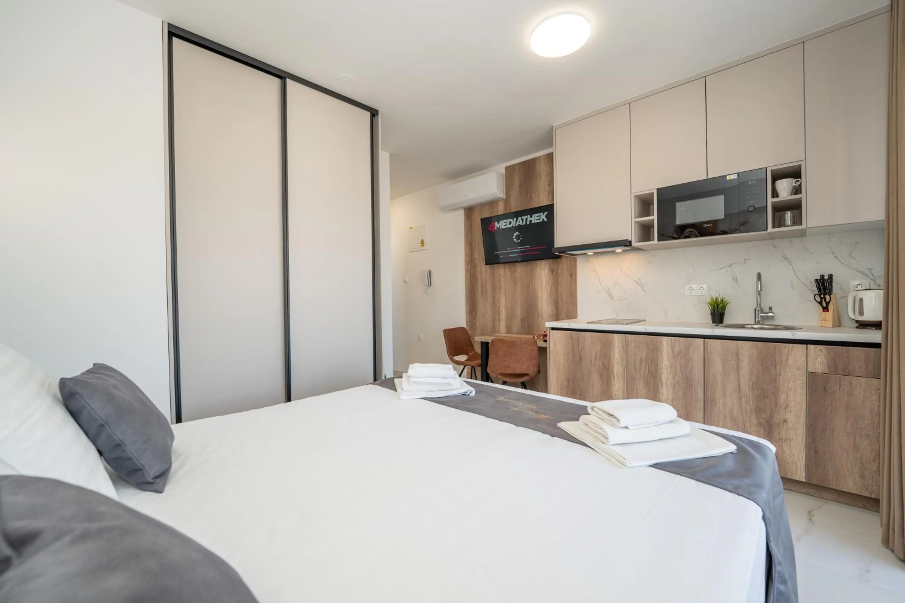 Bed in Poolside Hideout Apartments