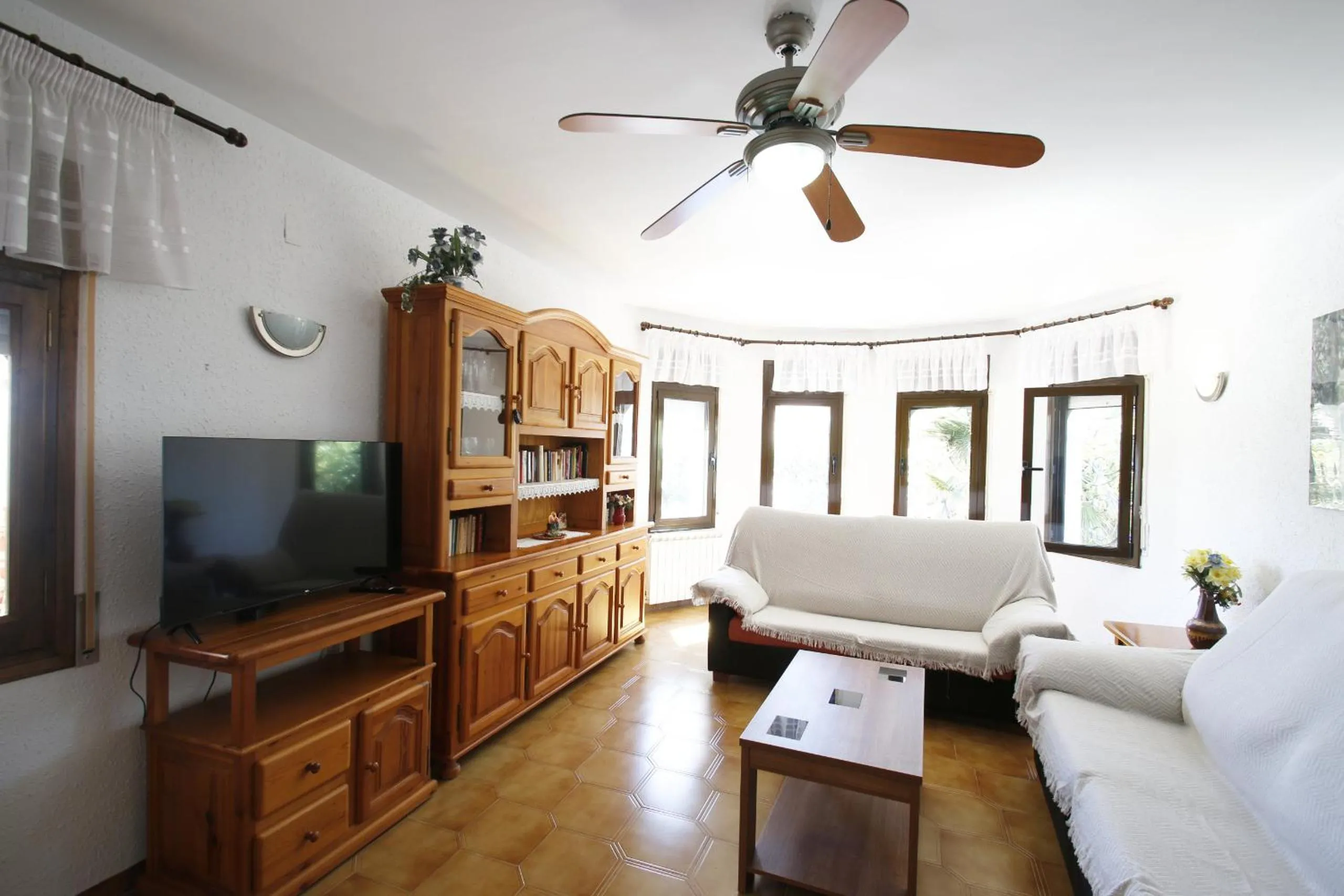 Communal lounge/ TV room in Villa Lyna