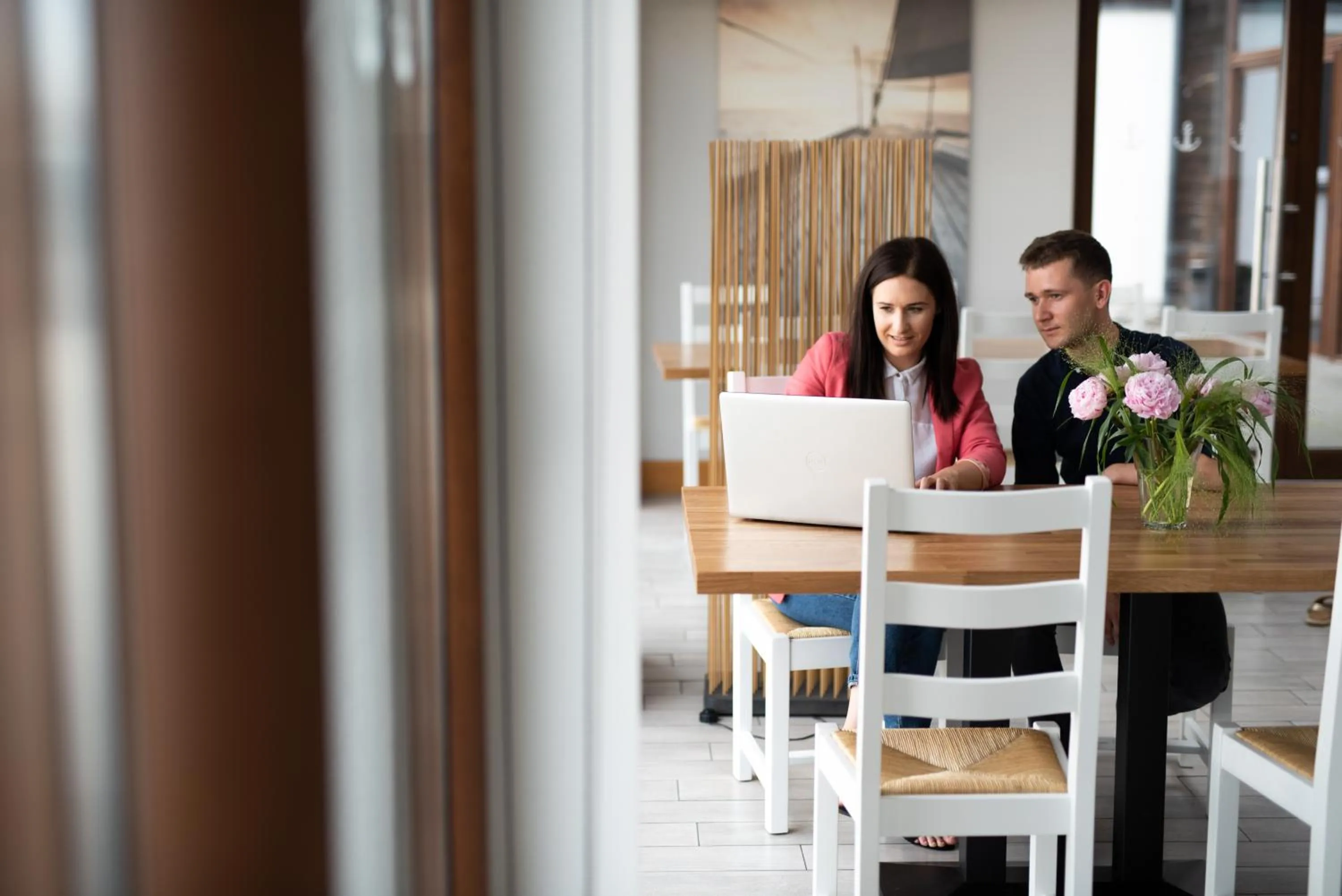 Restaurant/places to eat in Hotel Port 110