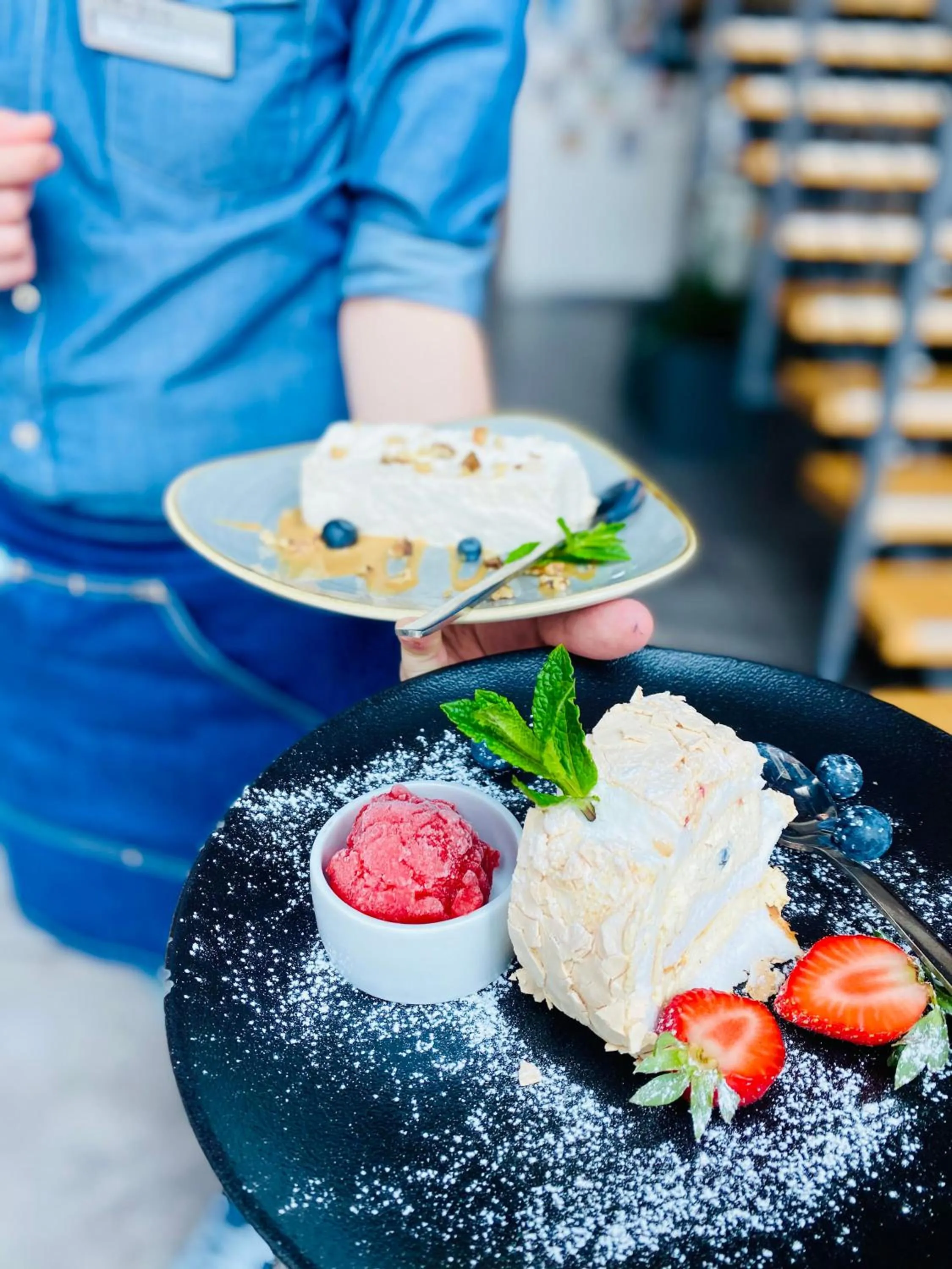 Restaurant/places to eat in Hotel Port 110