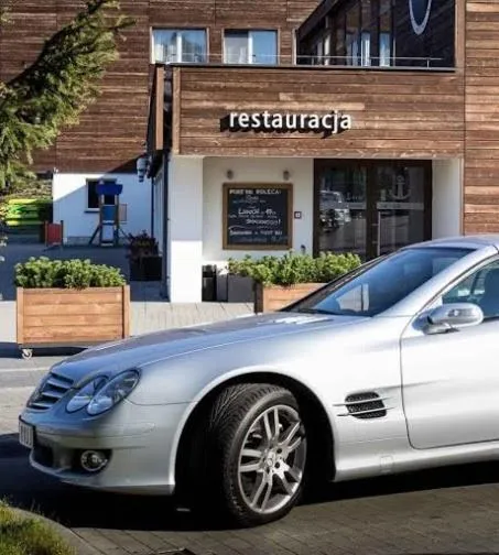 Restaurant/places to eat in Hotel Port 110