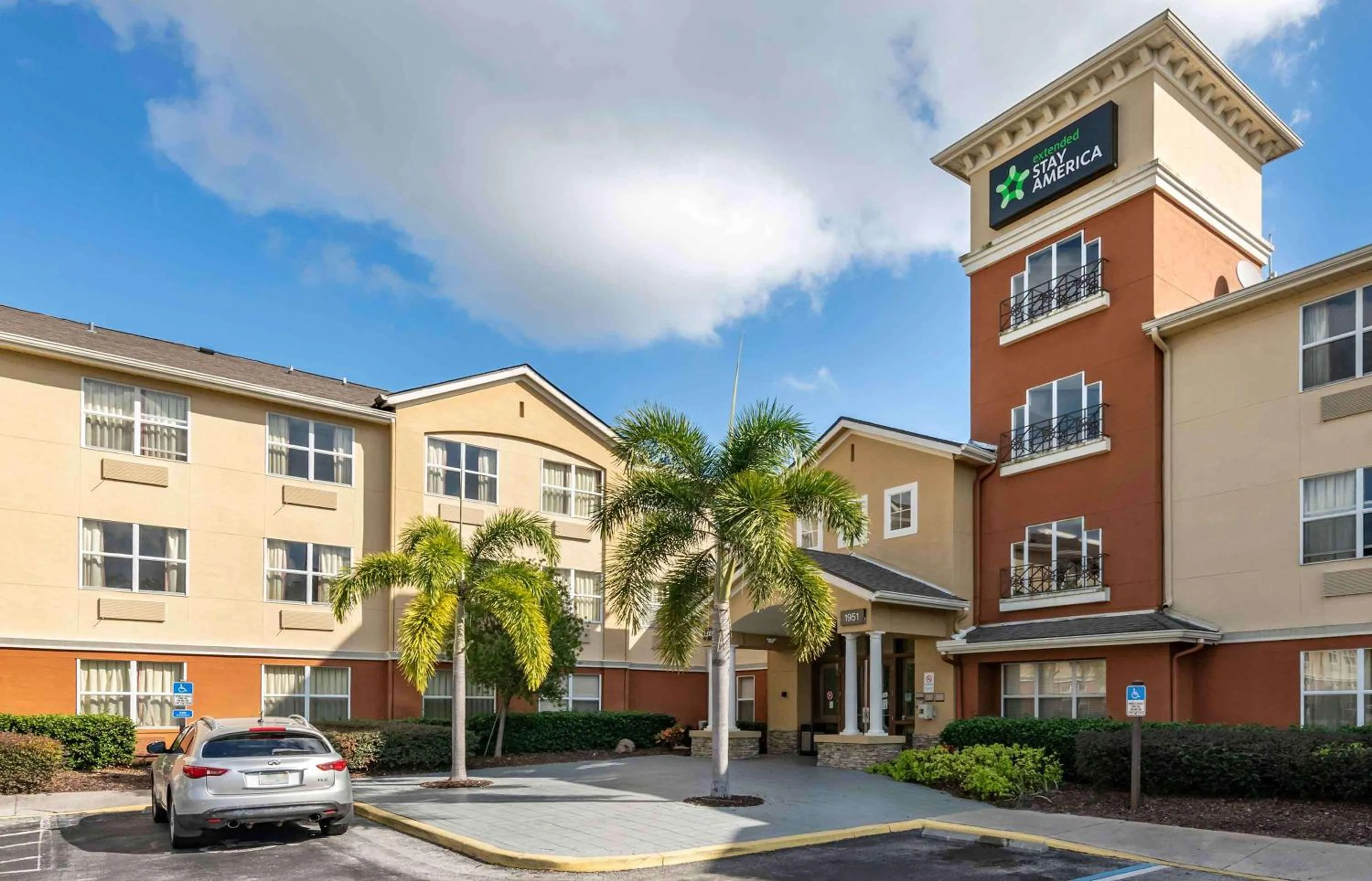 Property building in Extended Stay America Select Suites - Orlando - Maitland - Summit Tower Blvd