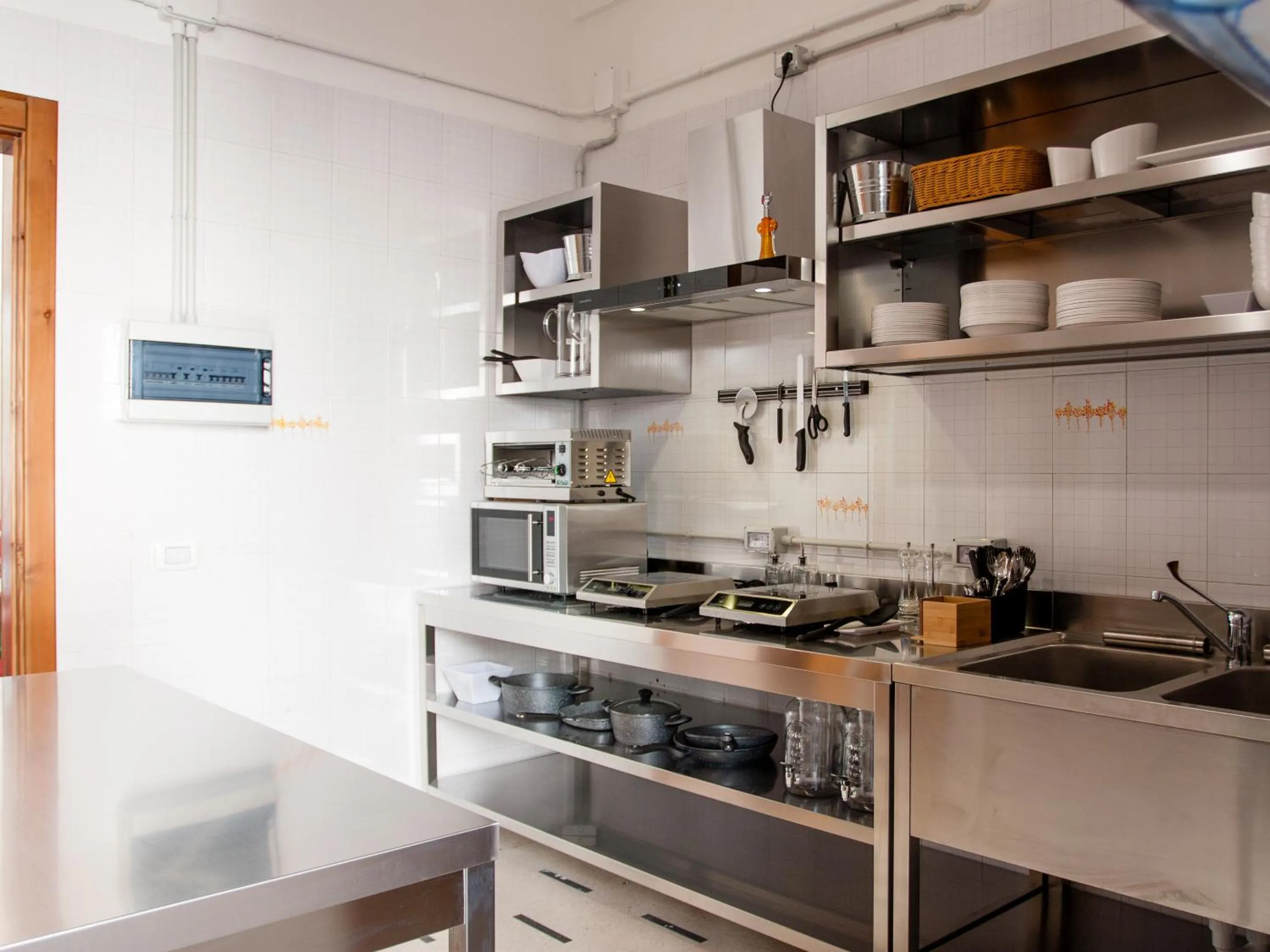 Communal kitchen in Lobby Collective Hostel - Lecce