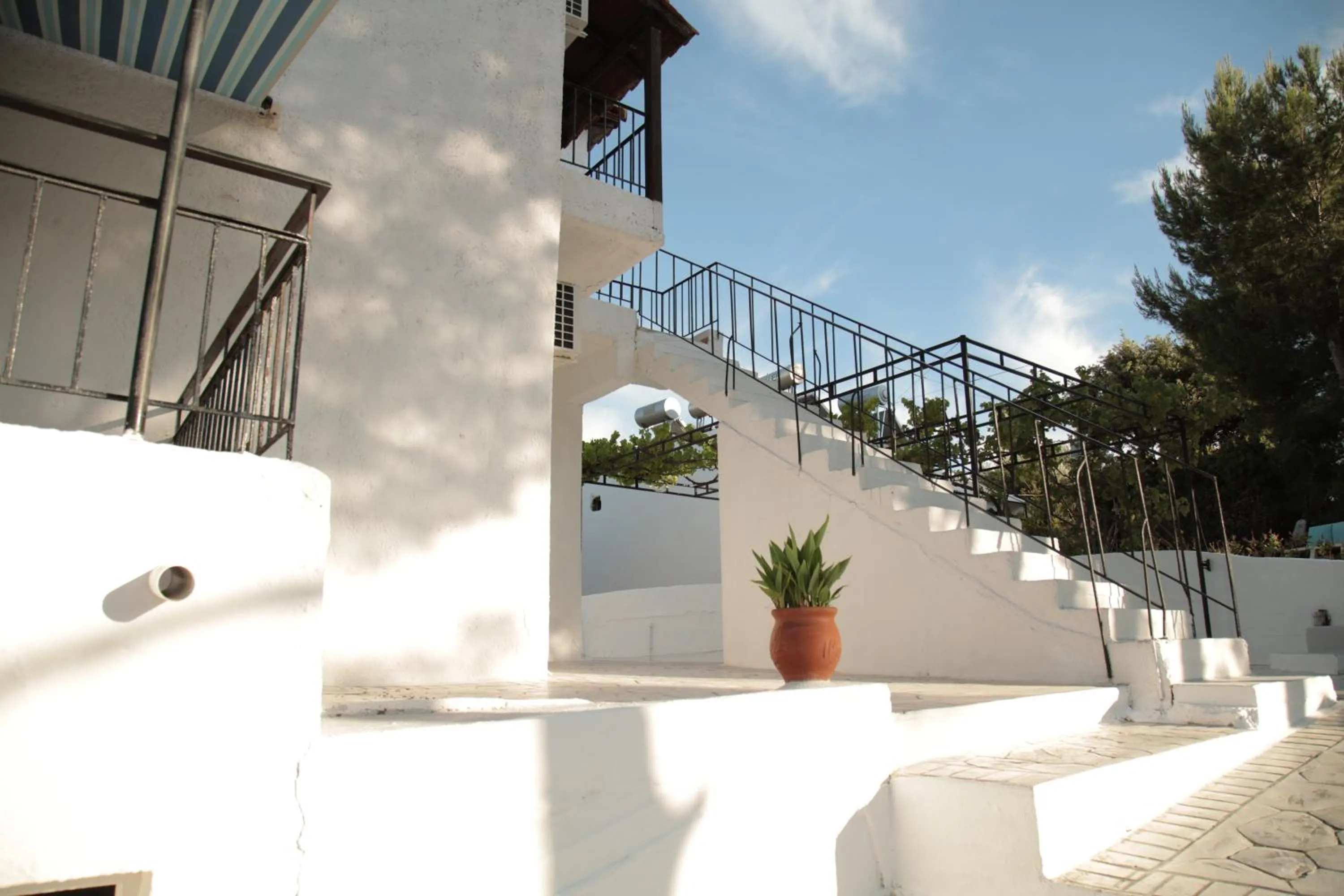 Property building in Villa Elpiniki