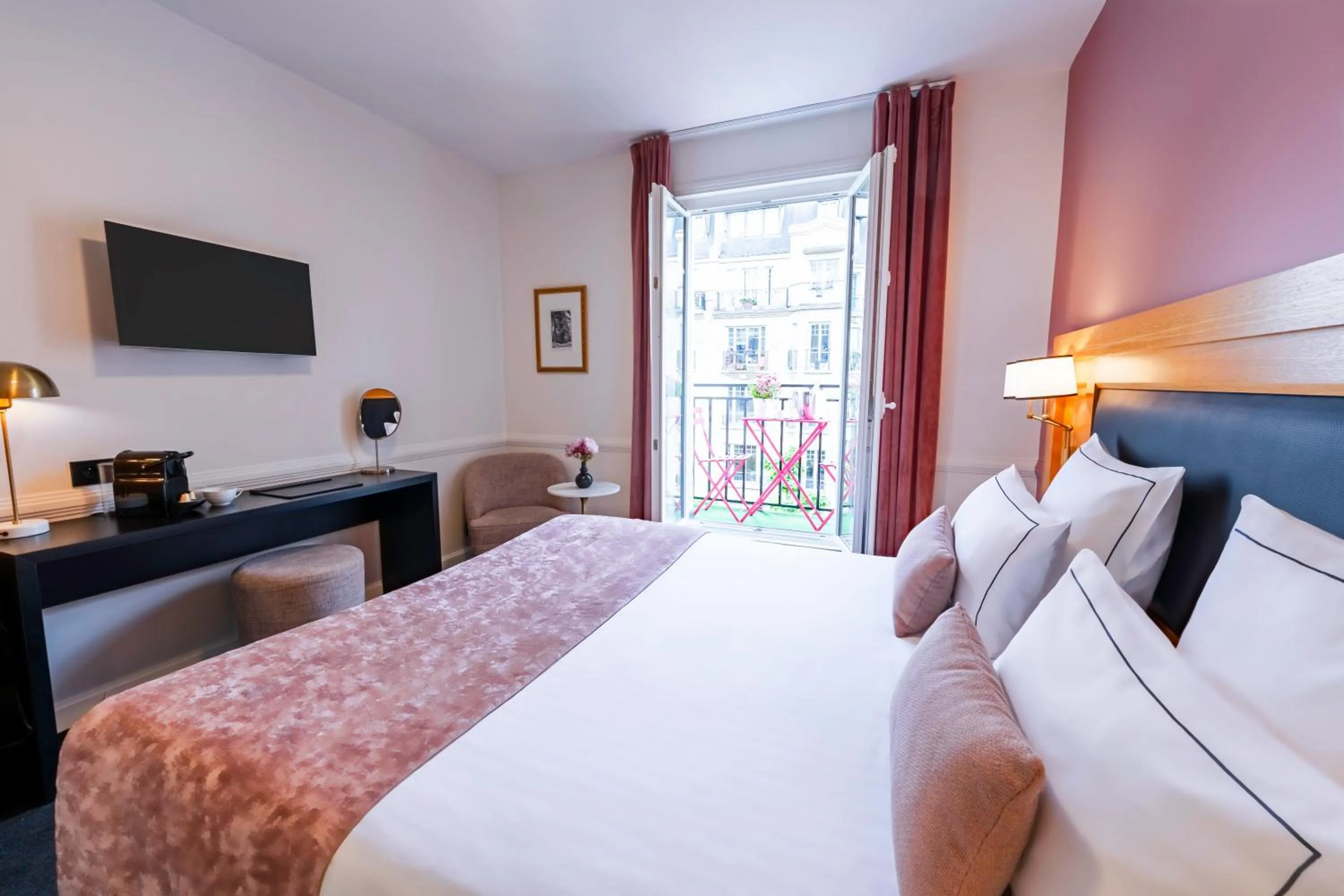 Bed in Hôtel Le Cercle Tour Eiffel