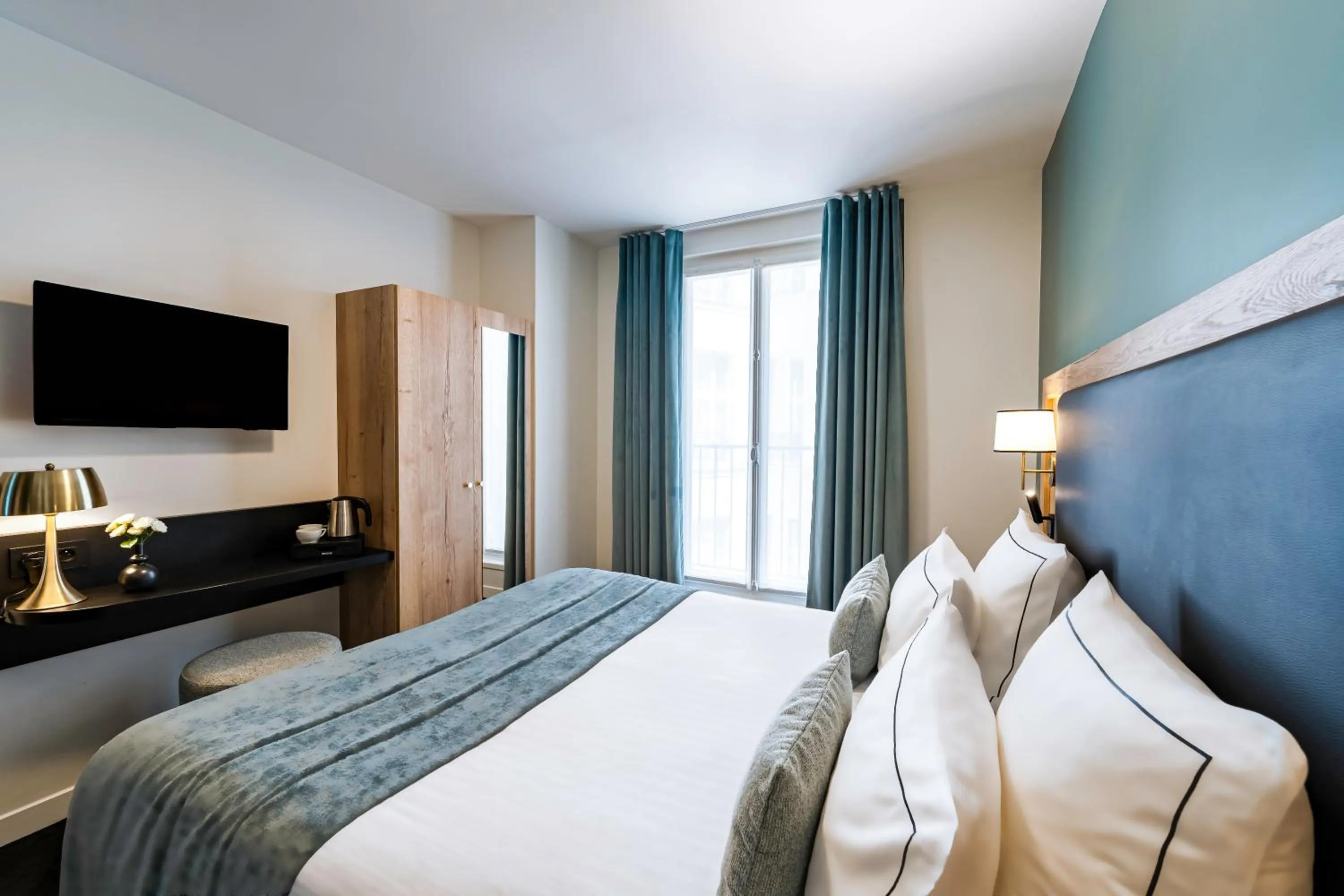 Bed in Hôtel Le Cercle Tour Eiffel