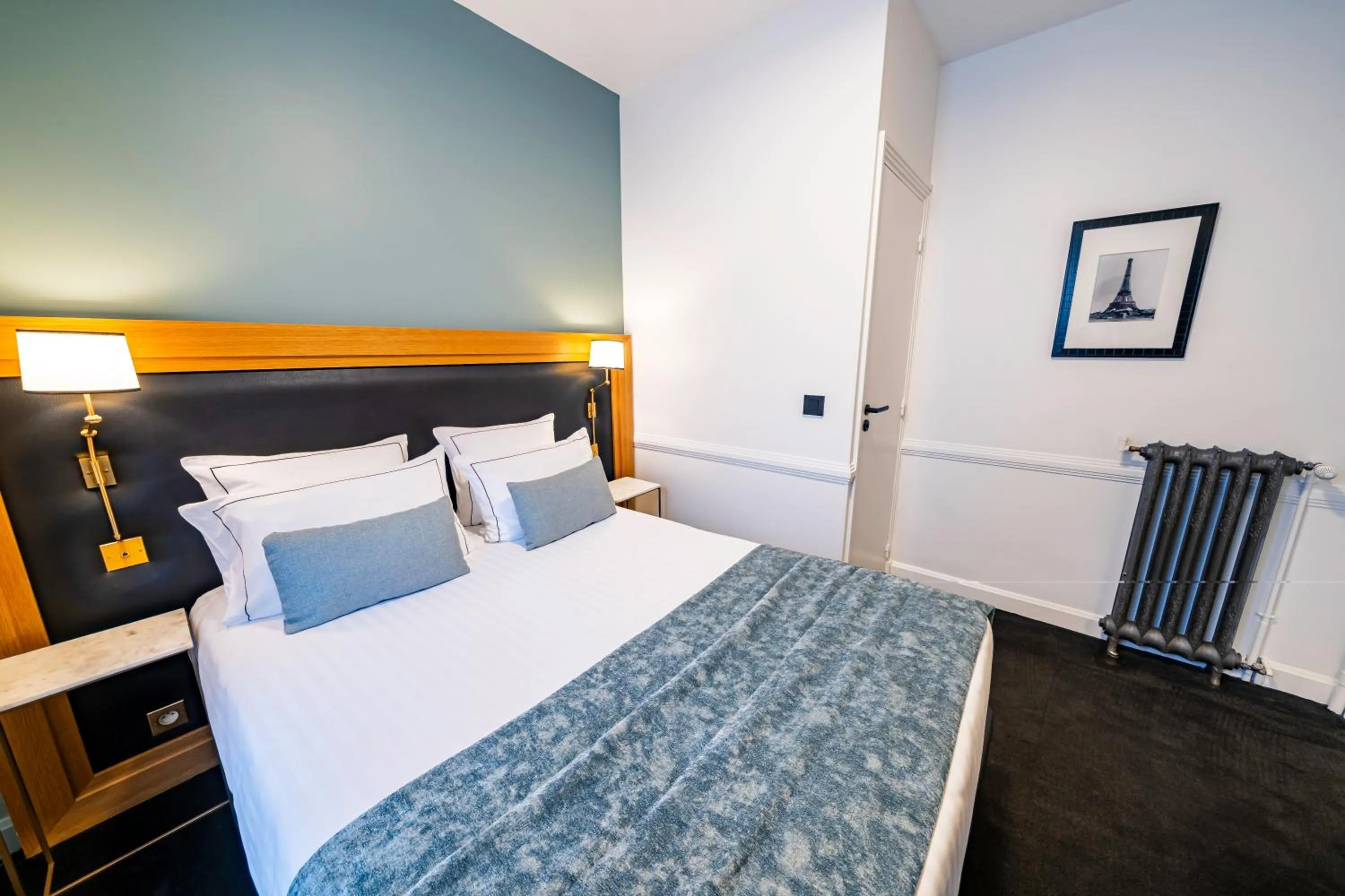 Bed in Hôtel Le Cercle Tour Eiffel