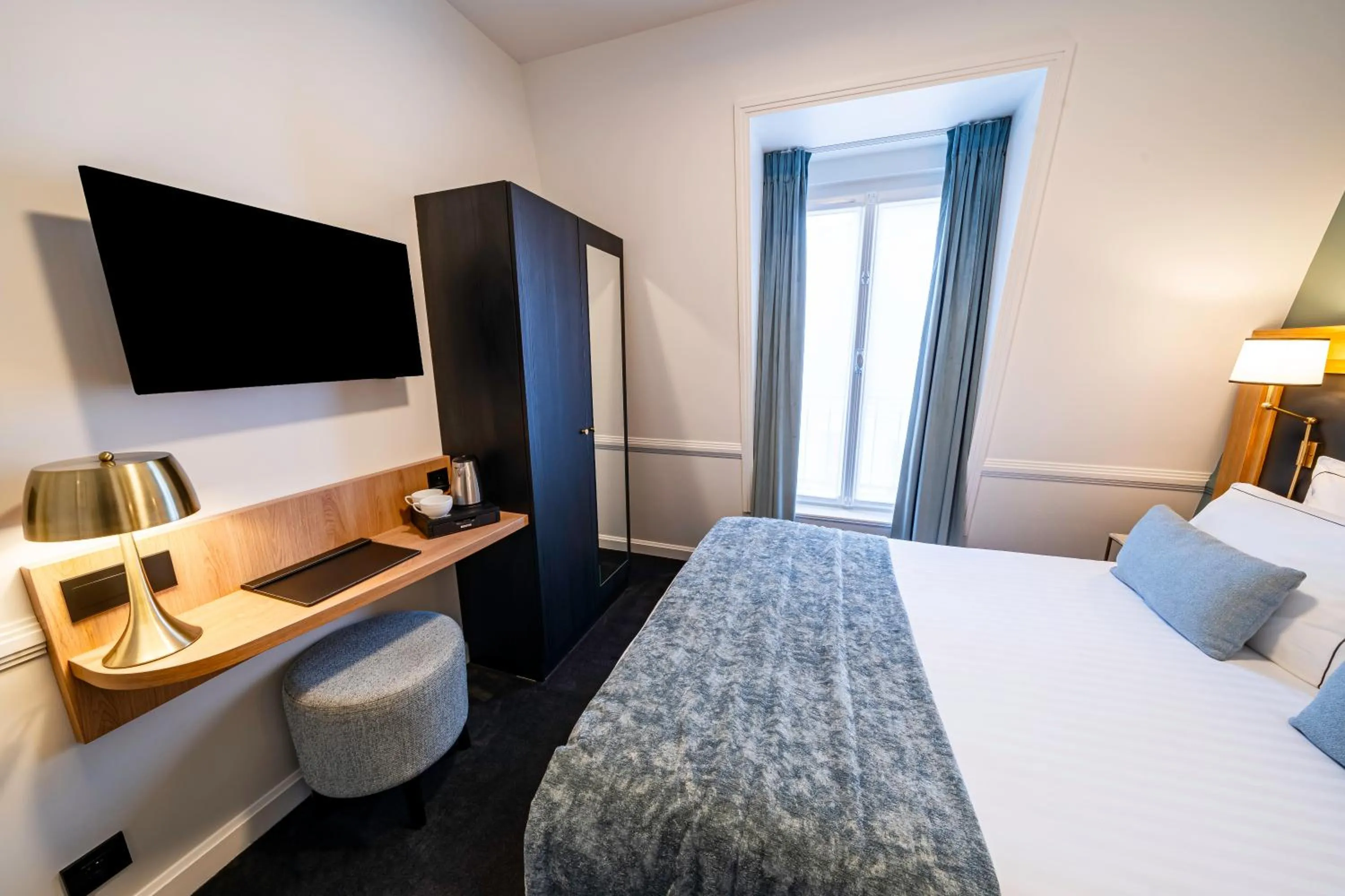 Bed in Hôtel Le Cercle Tour Eiffel