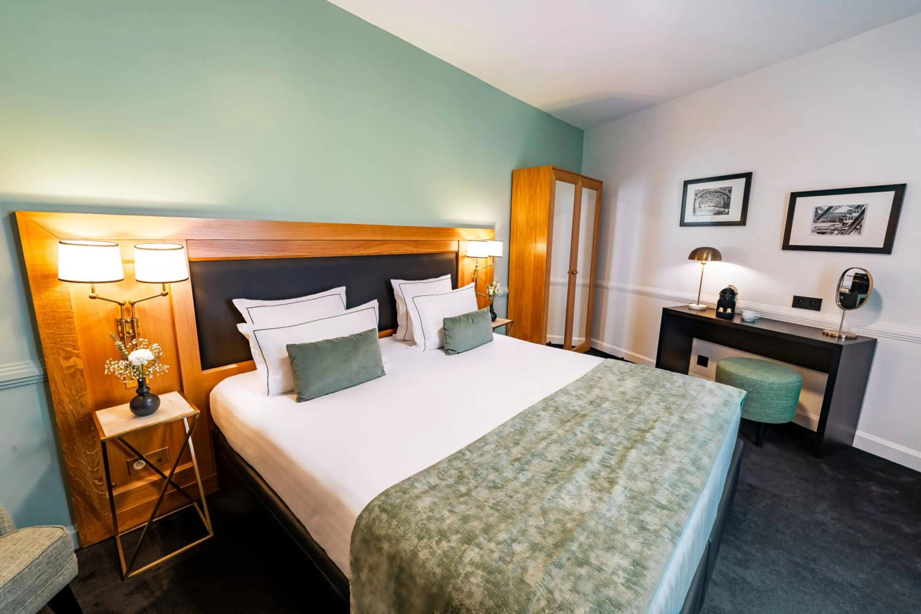 Bed in Hôtel Le Cercle Tour Eiffel