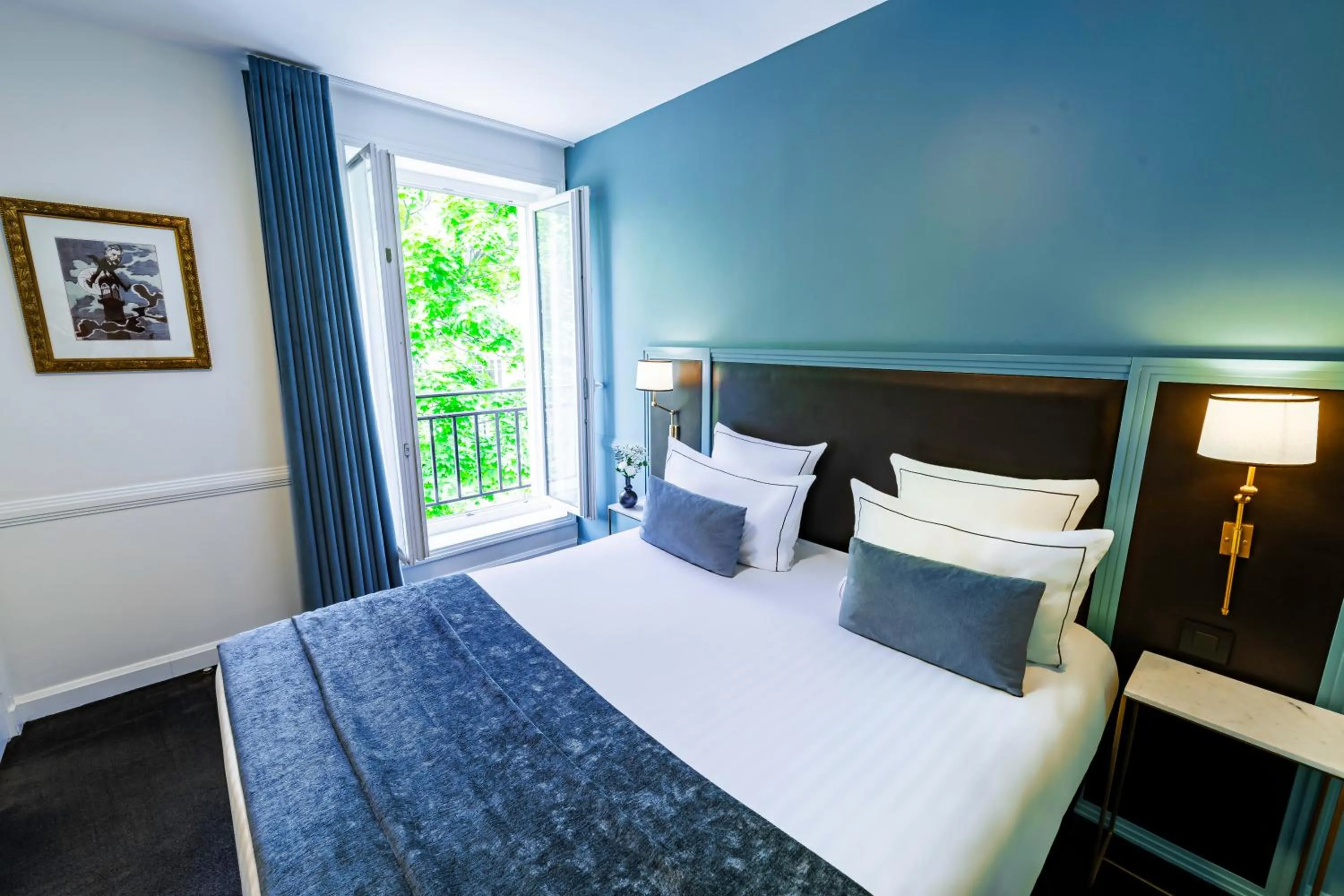 Bed in Hôtel Le Cercle Tour Eiffel