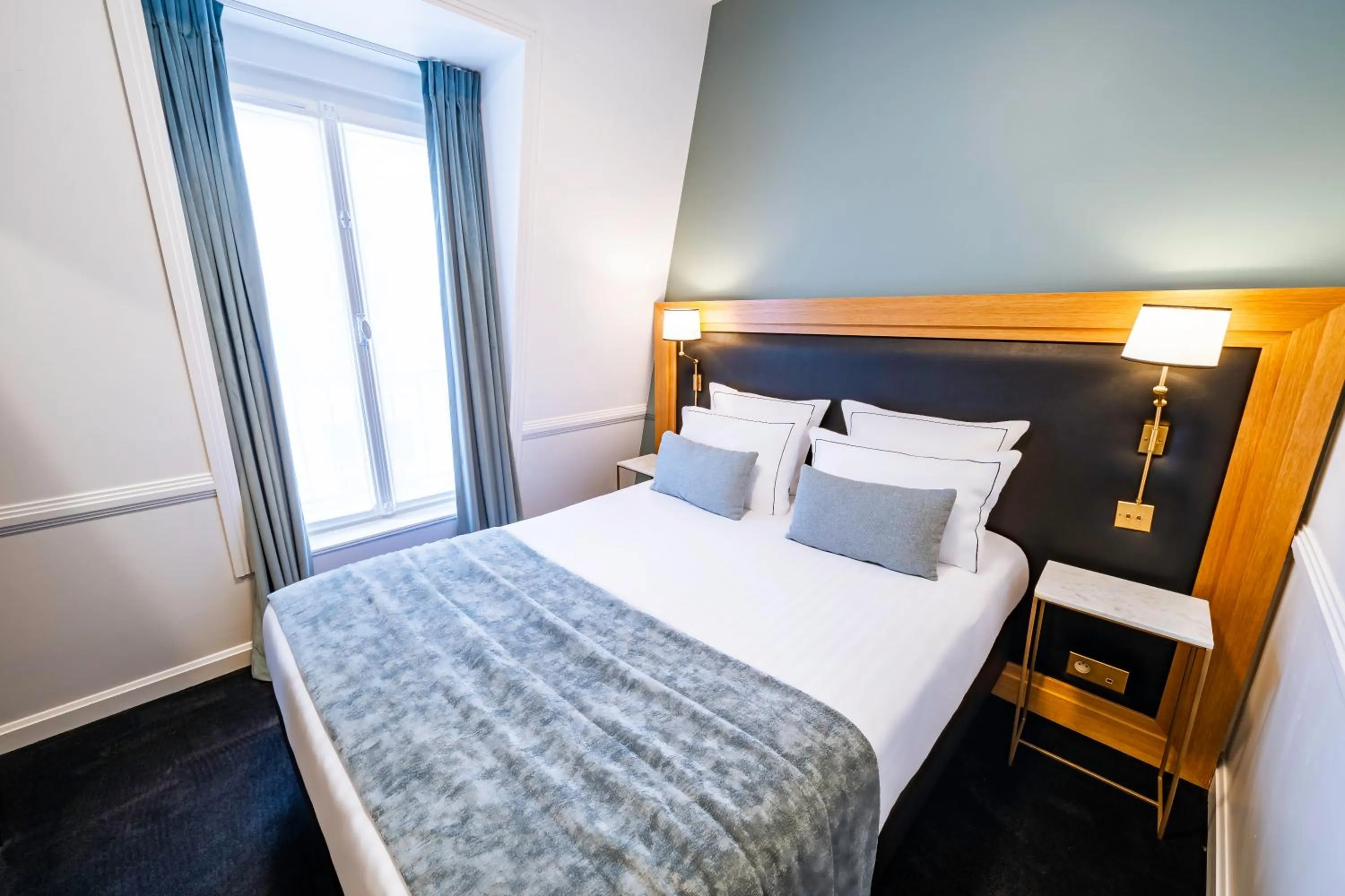 Bed in Hôtel Le Cercle Tour Eiffel