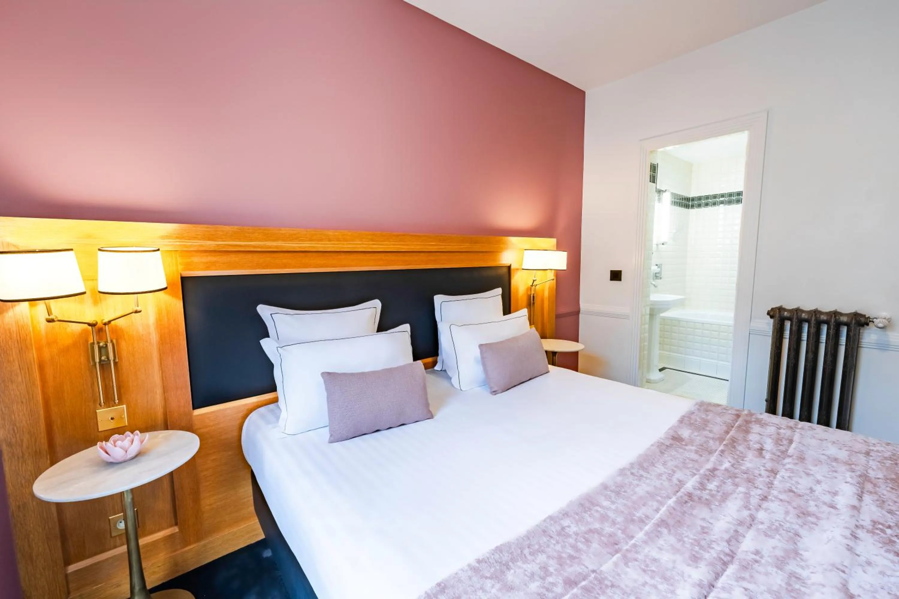 Bed in Hôtel Le Cercle Tour Eiffel