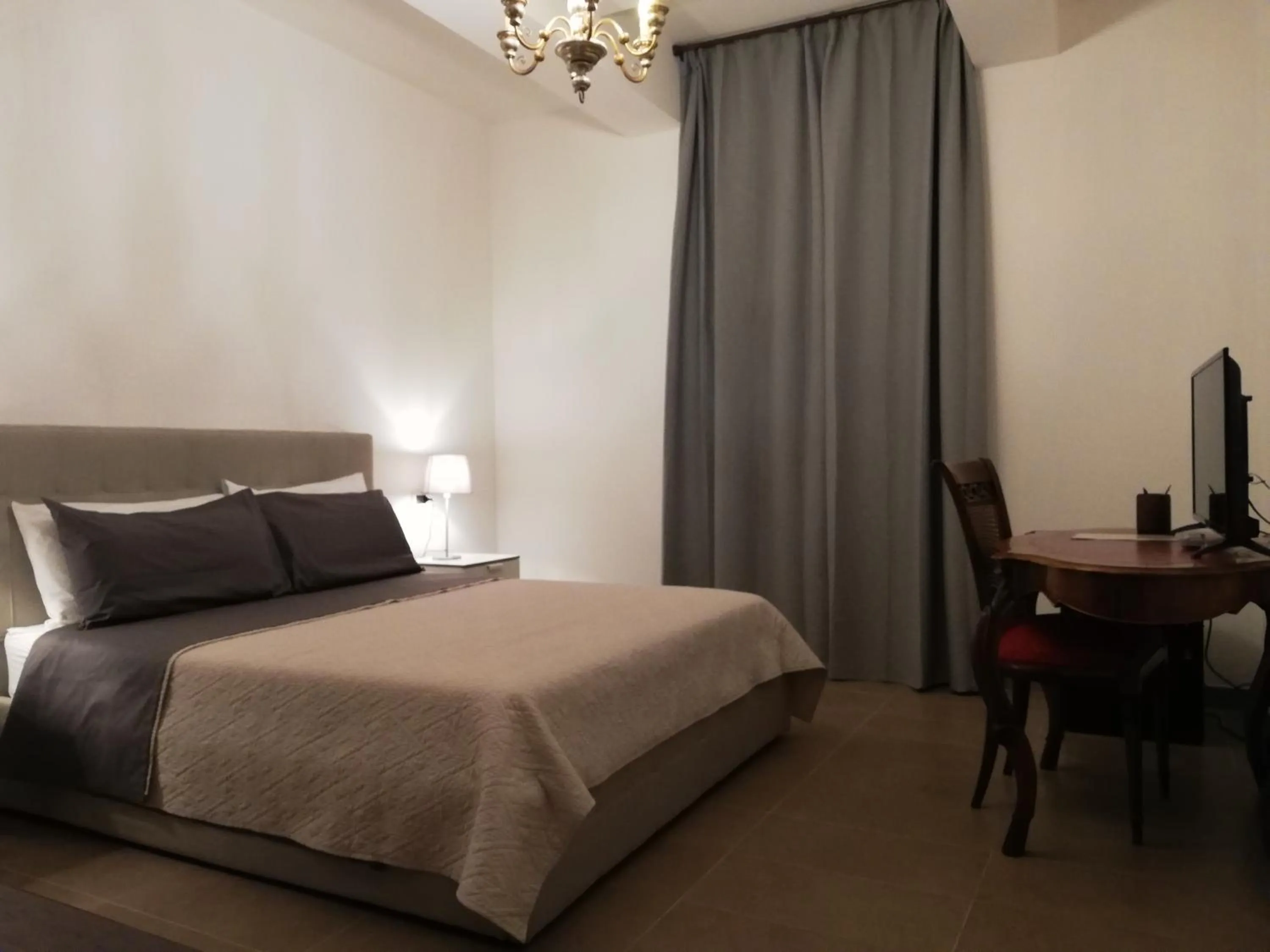 Shower, Bed in DreaMilan B&B