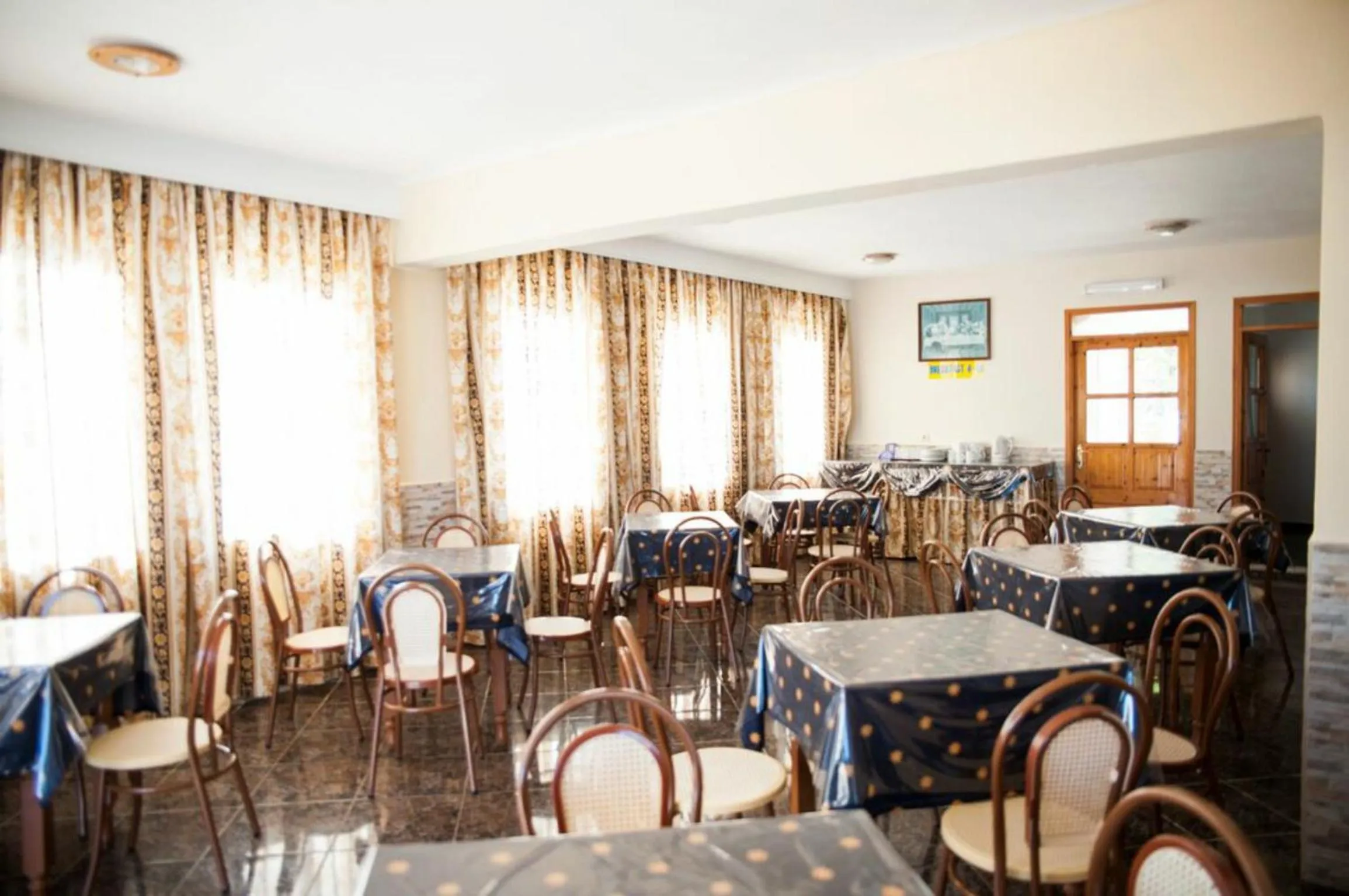 Restaurant/places to eat in Eleni Hotel
