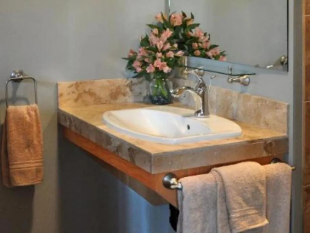 Bathroom in LANZAROTTA Bed and Breakfast close to Eugene