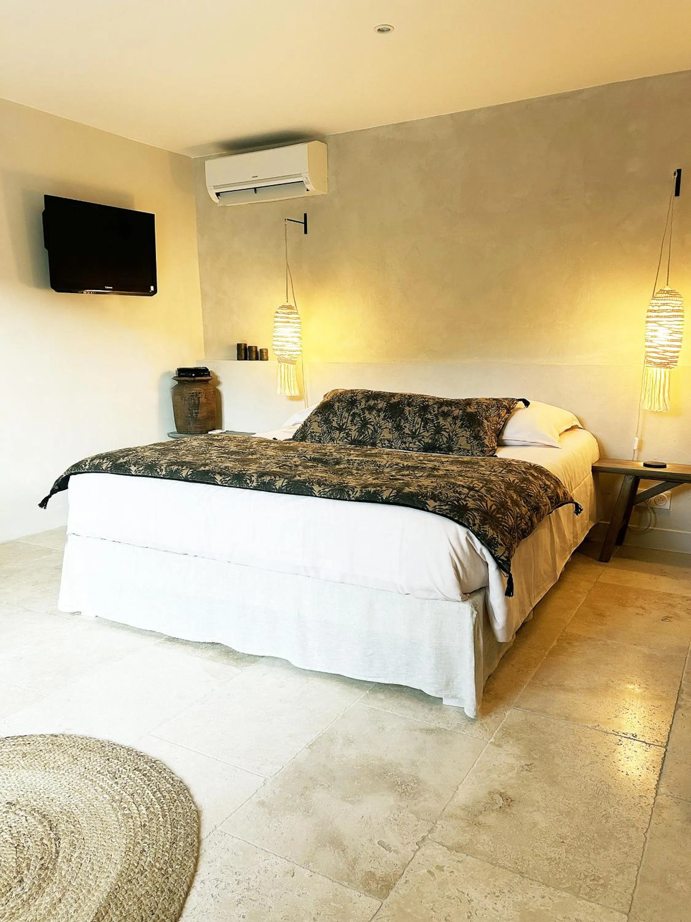 TV and multimedia, Bed in Bastide Nomade - guest house