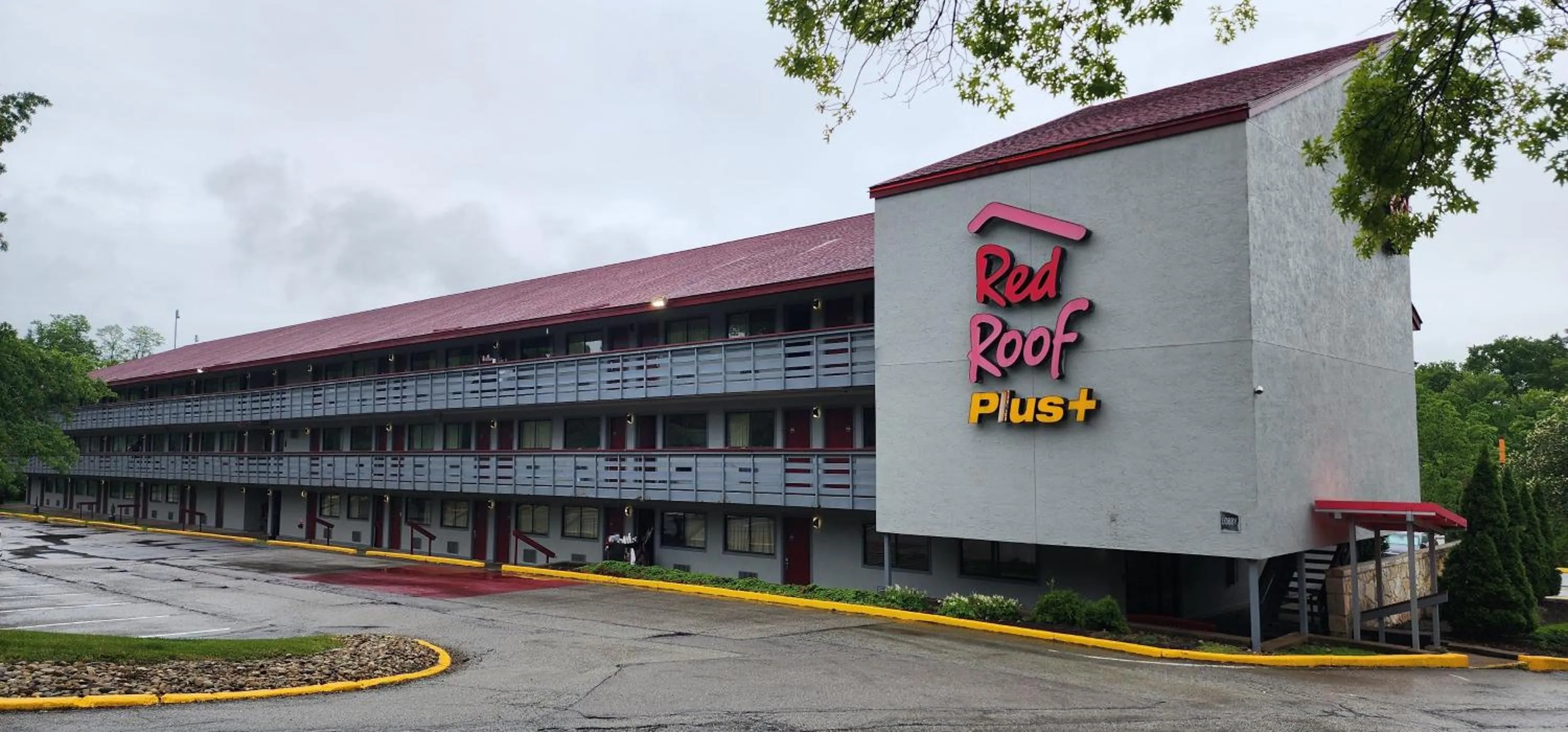 Property building in Red Roof Inn PLUS+ Pittsburgh East - Monroeville
