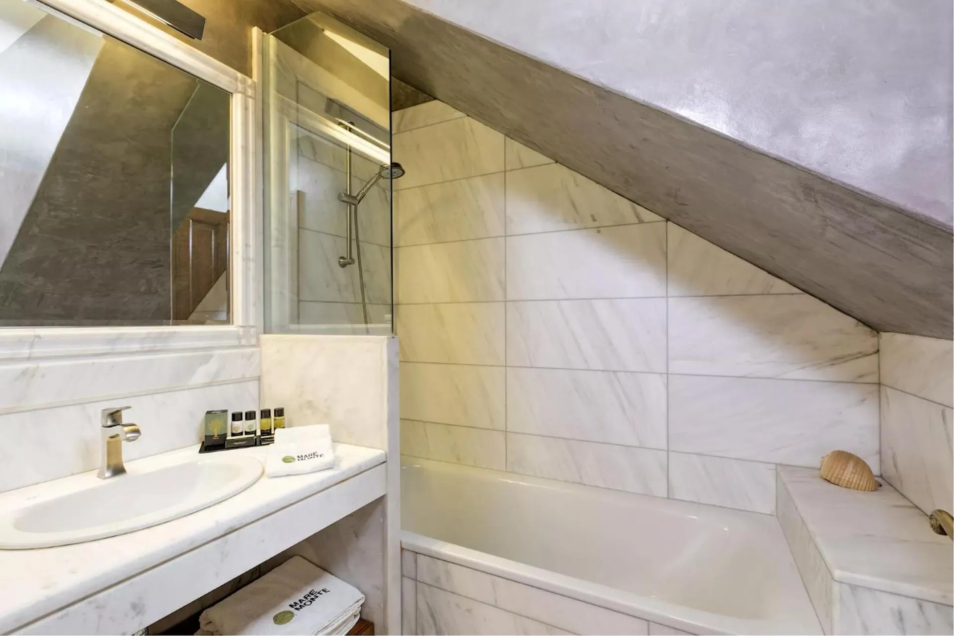 Mare Monte Luxury Suites