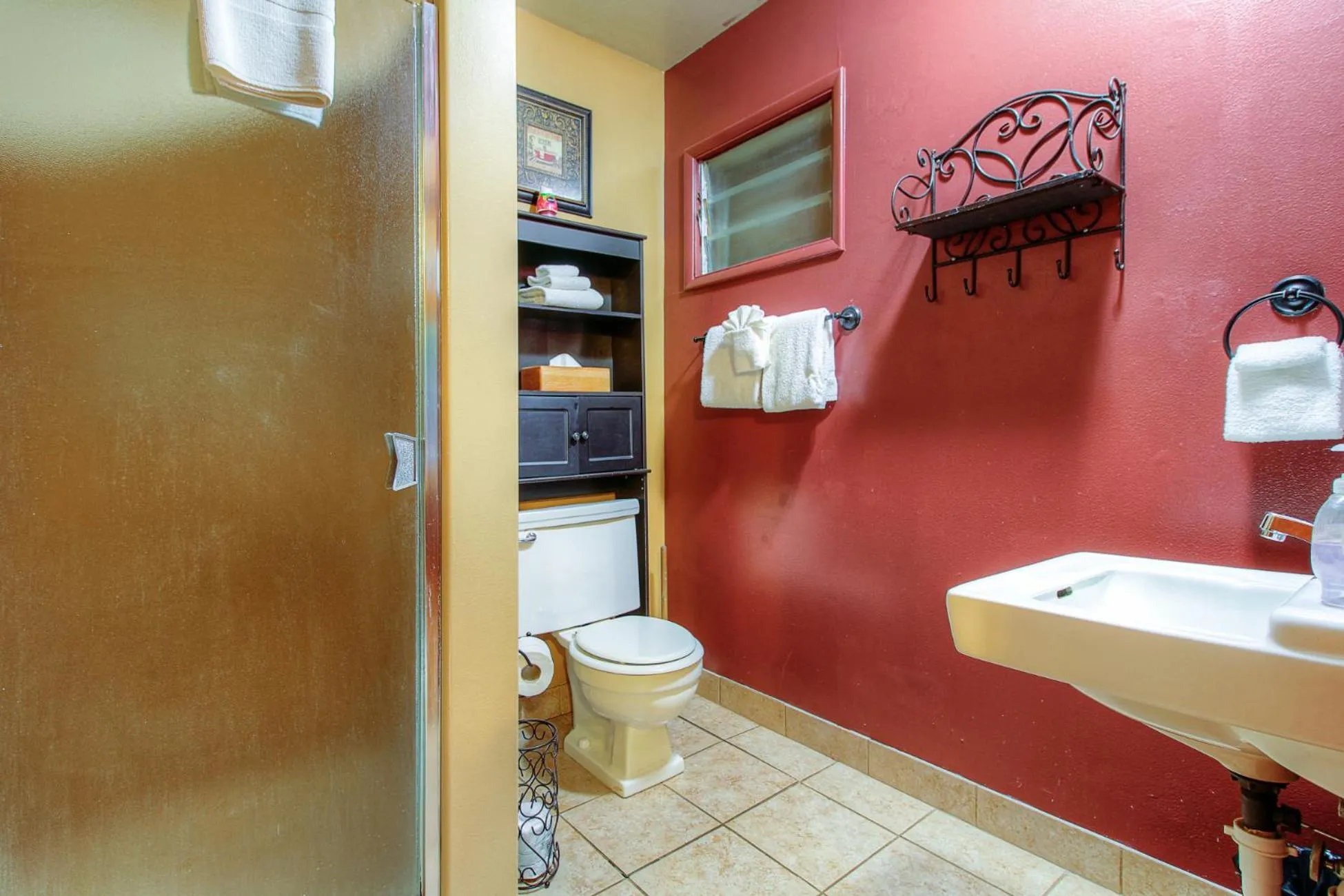 Bathroom in Redwoods River Resort & Campground