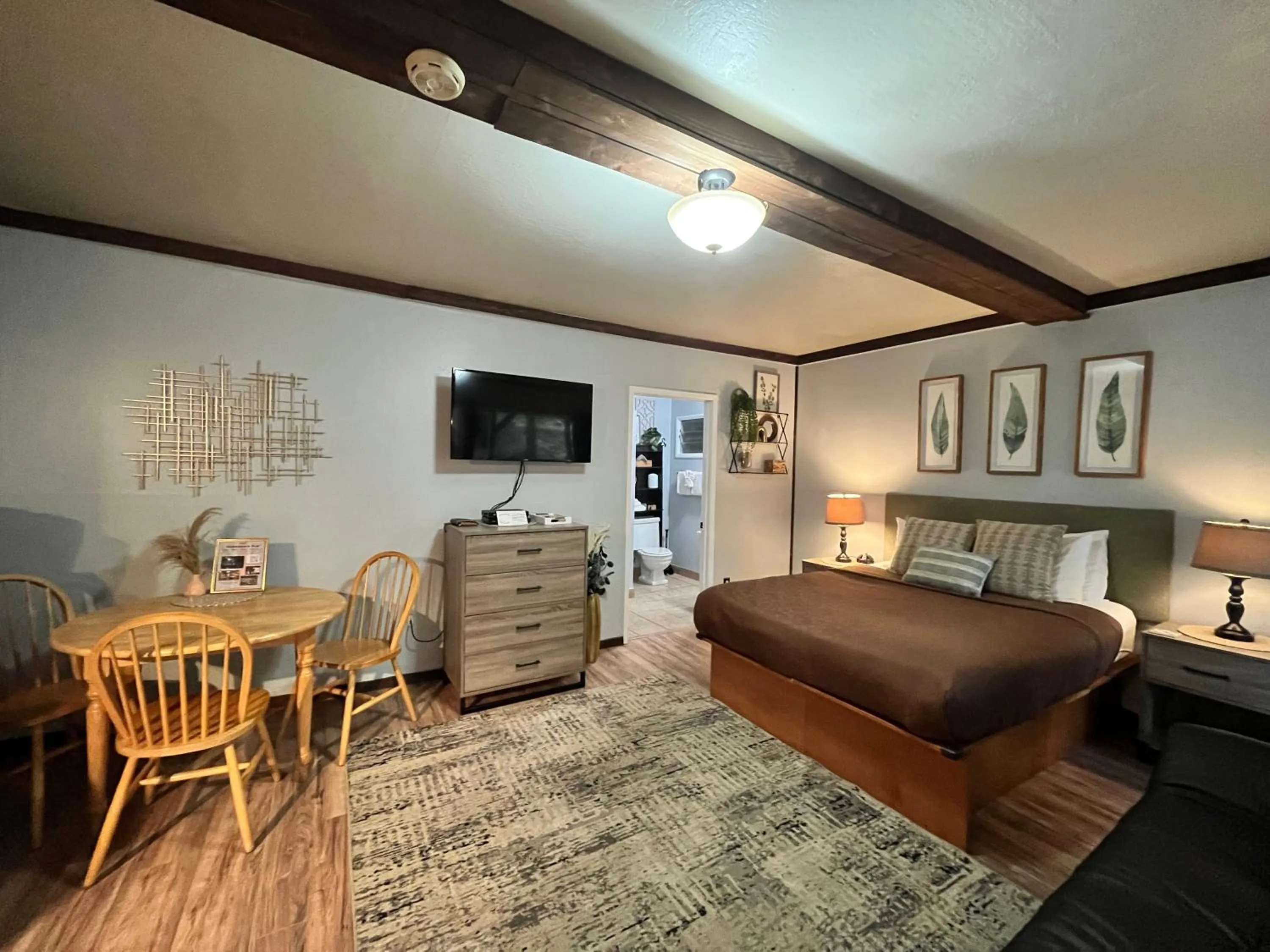 TV and multimedia, Bed in Redwoods River Resort & Campground