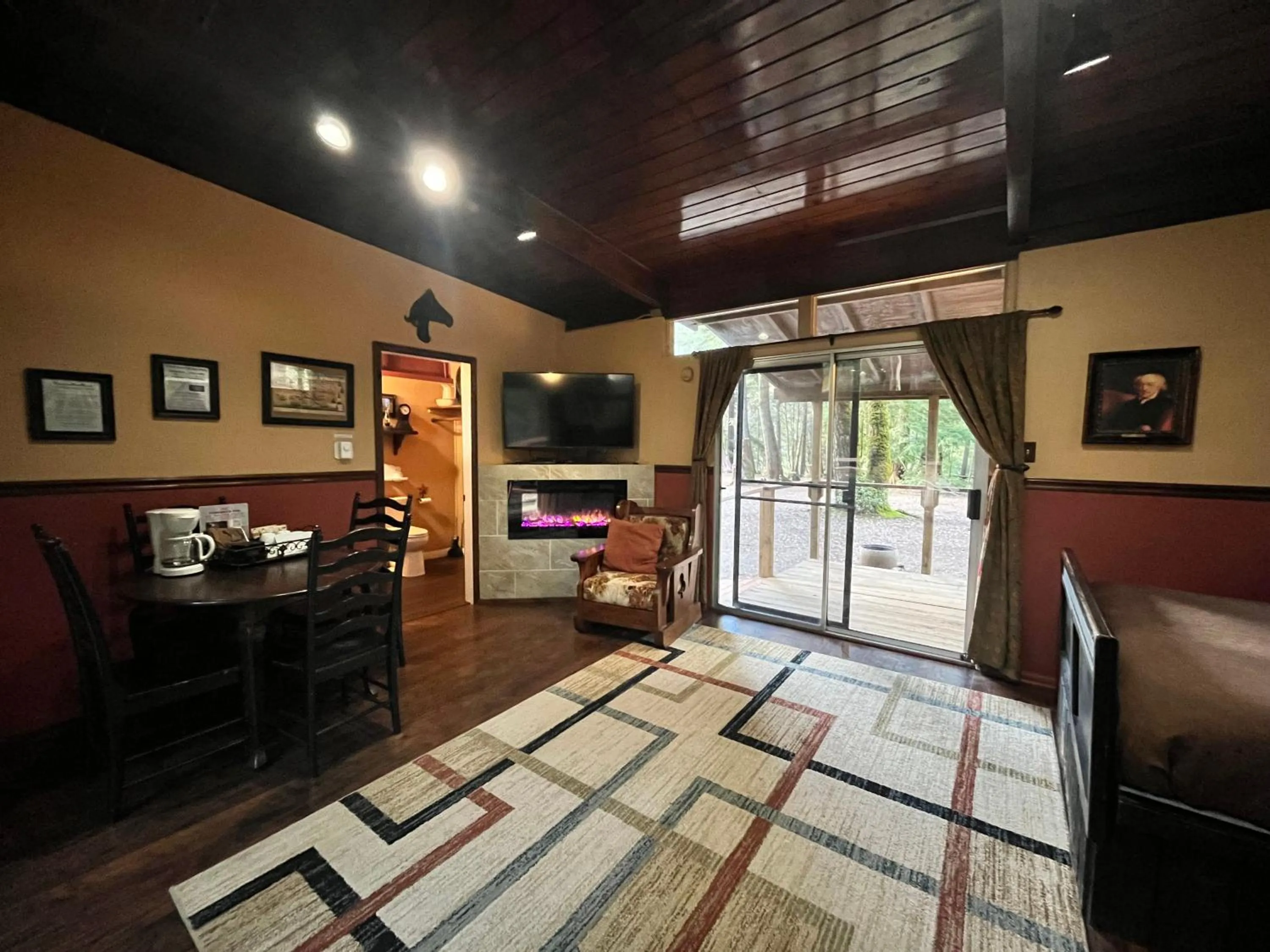 Bed in Redwoods River Resort & Campground