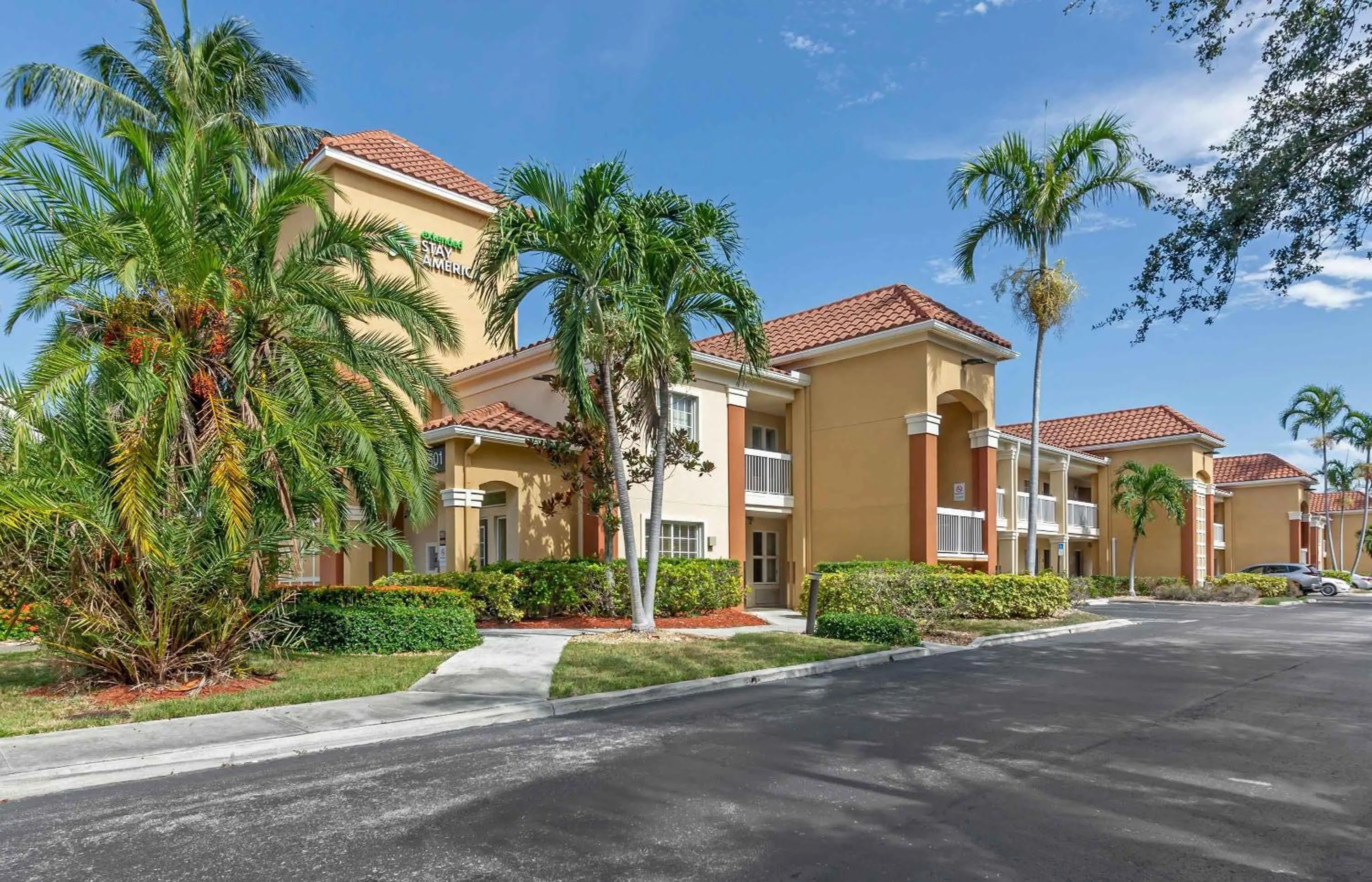 Property building in Extended Stay America Suites - Boca Raton - Commerce