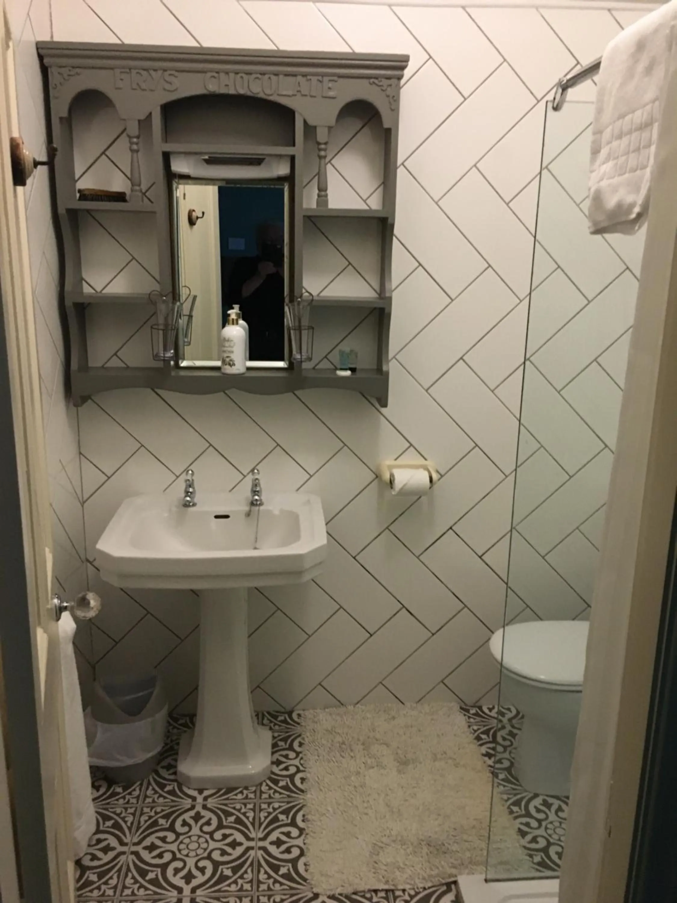 Shower in OYO Cornerstone Manor Hotel